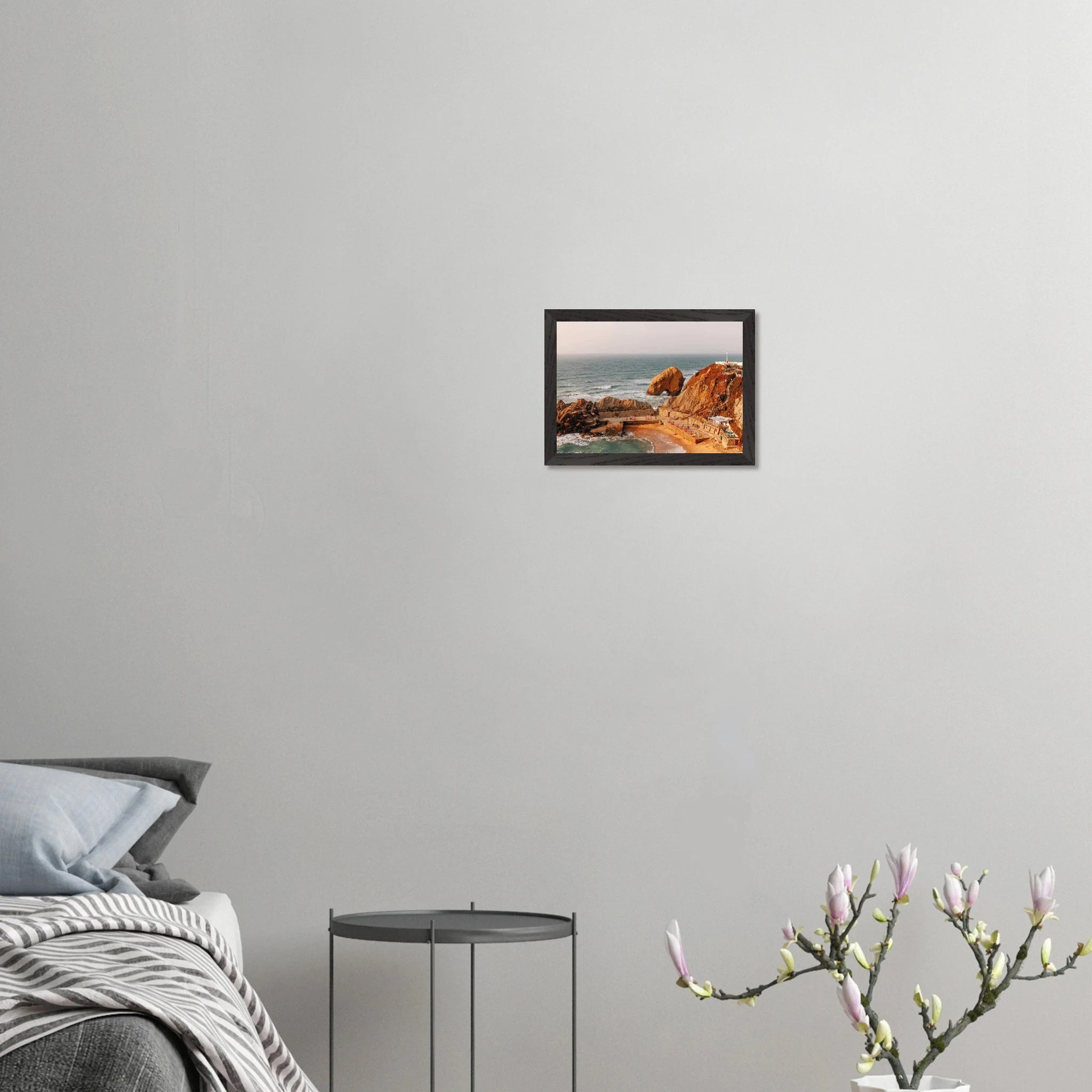 Santa Cruz, Spanien – Kanarische Hauptstadt Teneriffas mit Reefbreaks an der Nordküste wie El Confital. Poster im Galerie-Holzrahmen.