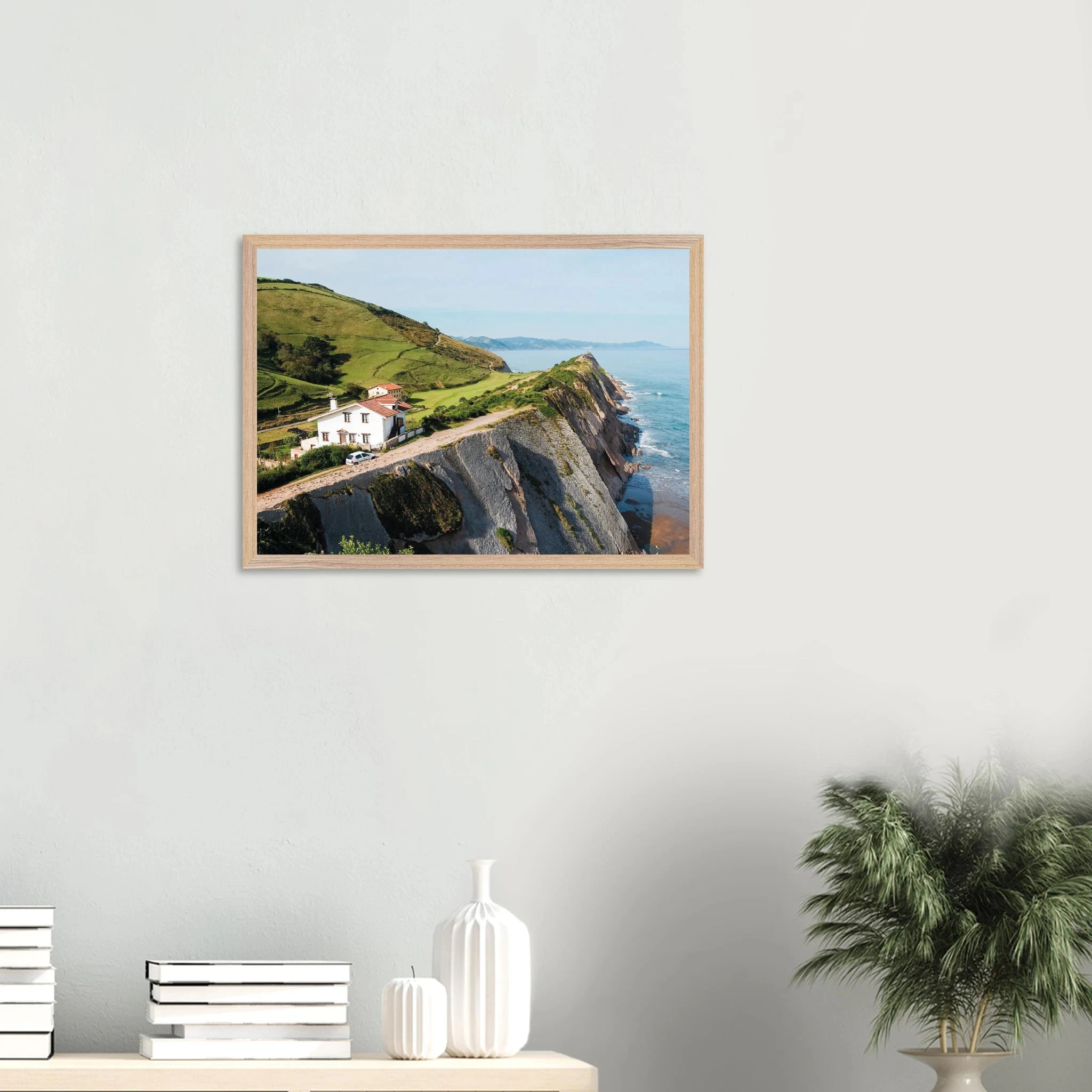 San Vicente de la Barquera, Spanien – Kantabrisches Fischerstädtchen mit Beachbreak Merón und Bergkulisse der Picos de Europa. Poster im Galerie-Holzrahmen.
