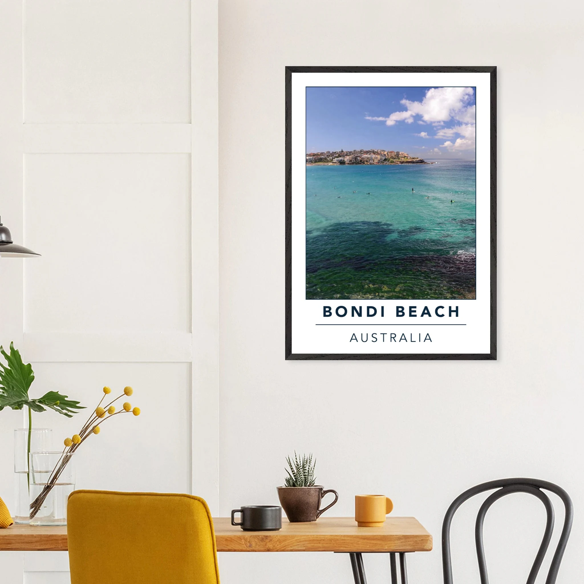 Bondi Beach, Australien – Ikonischer Stadtstrand im Osten Sydneys mit klassischem Beachbreak und Surfkultur-Geschichte. Poster im Galerie-Holzrahmen.