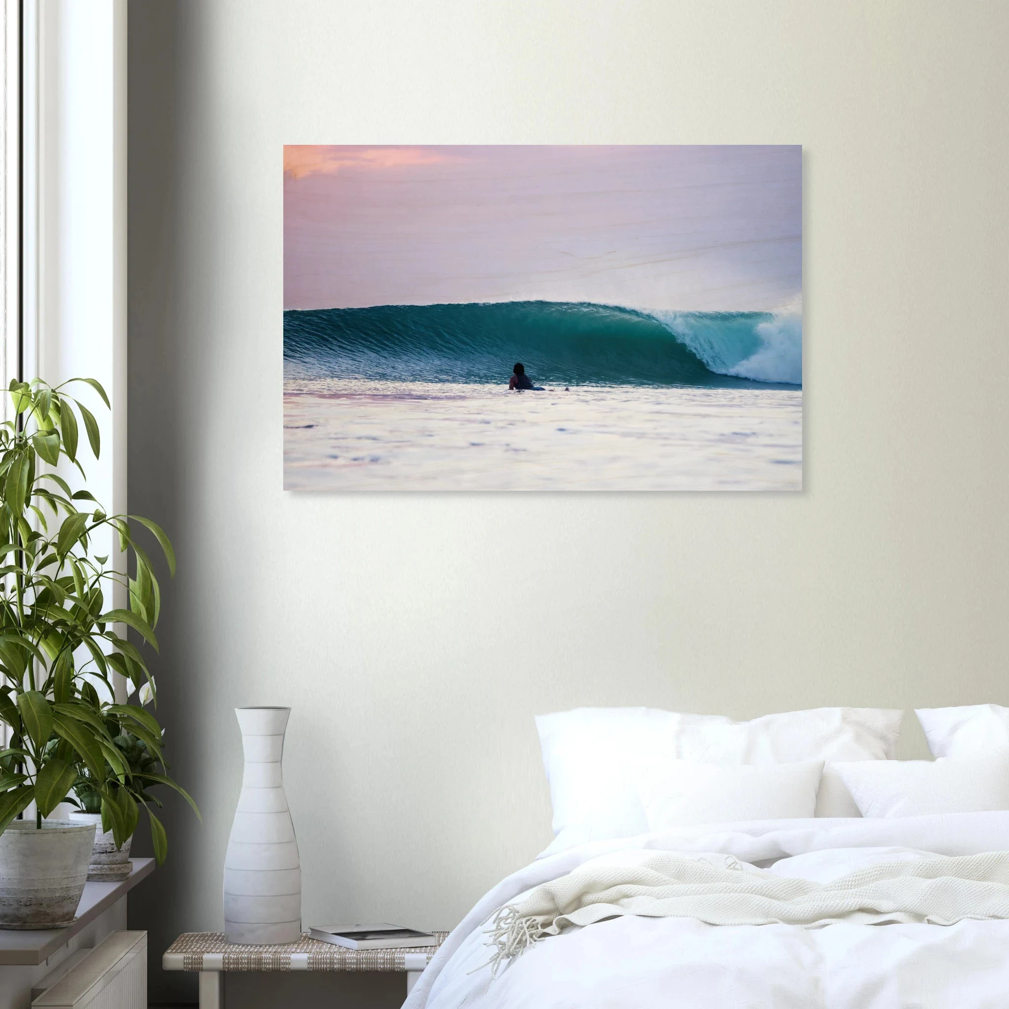 Kuta Beach, Bali (Indonesien) – Belebter Beachbreak im Süden Balis, klassischer Einsteiger-Spot mit weichen Wellen. Kunstdruck auf Holz.