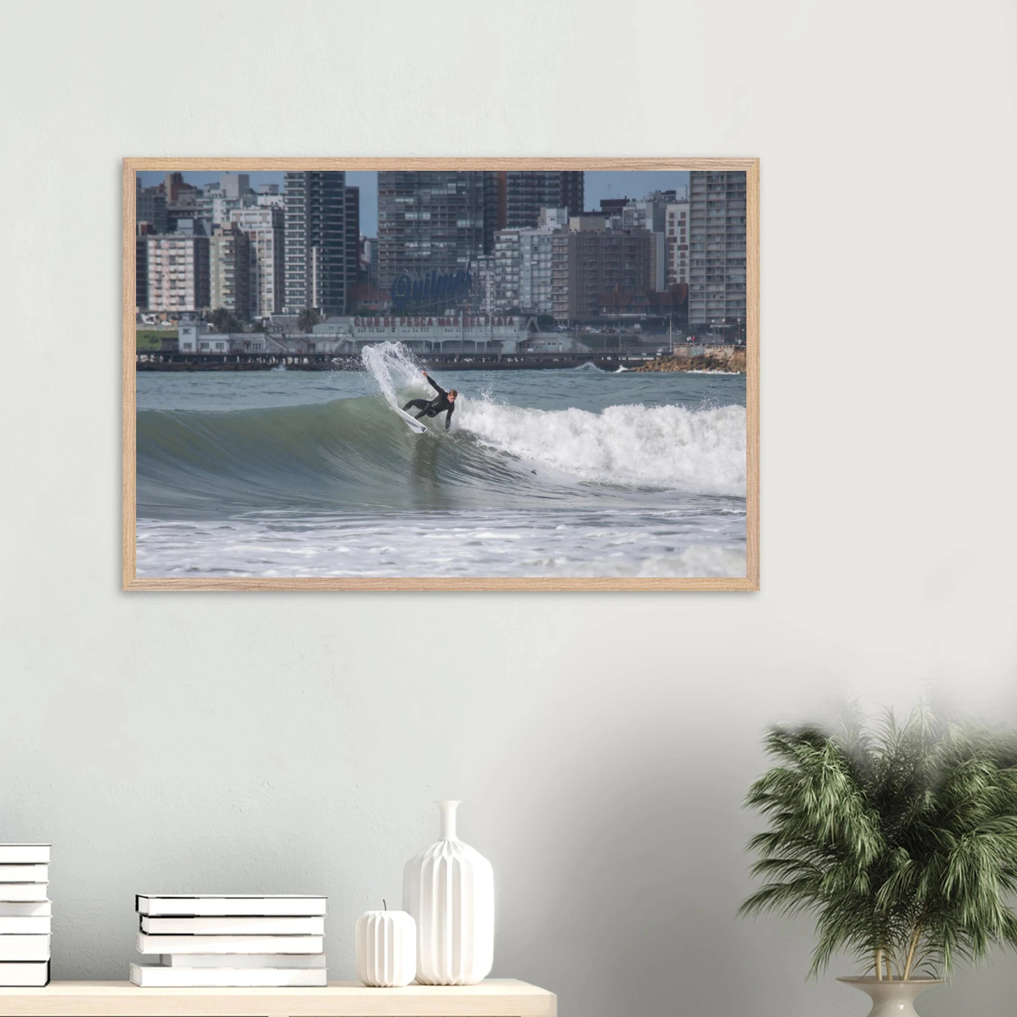 Mar del Plata, Argentinien – Atlantik-Badestadt südlich von Buenos Aires mit urbanen Beachbreaks und Pier-Wellen. Poster im Galerie-Holzrahmen.