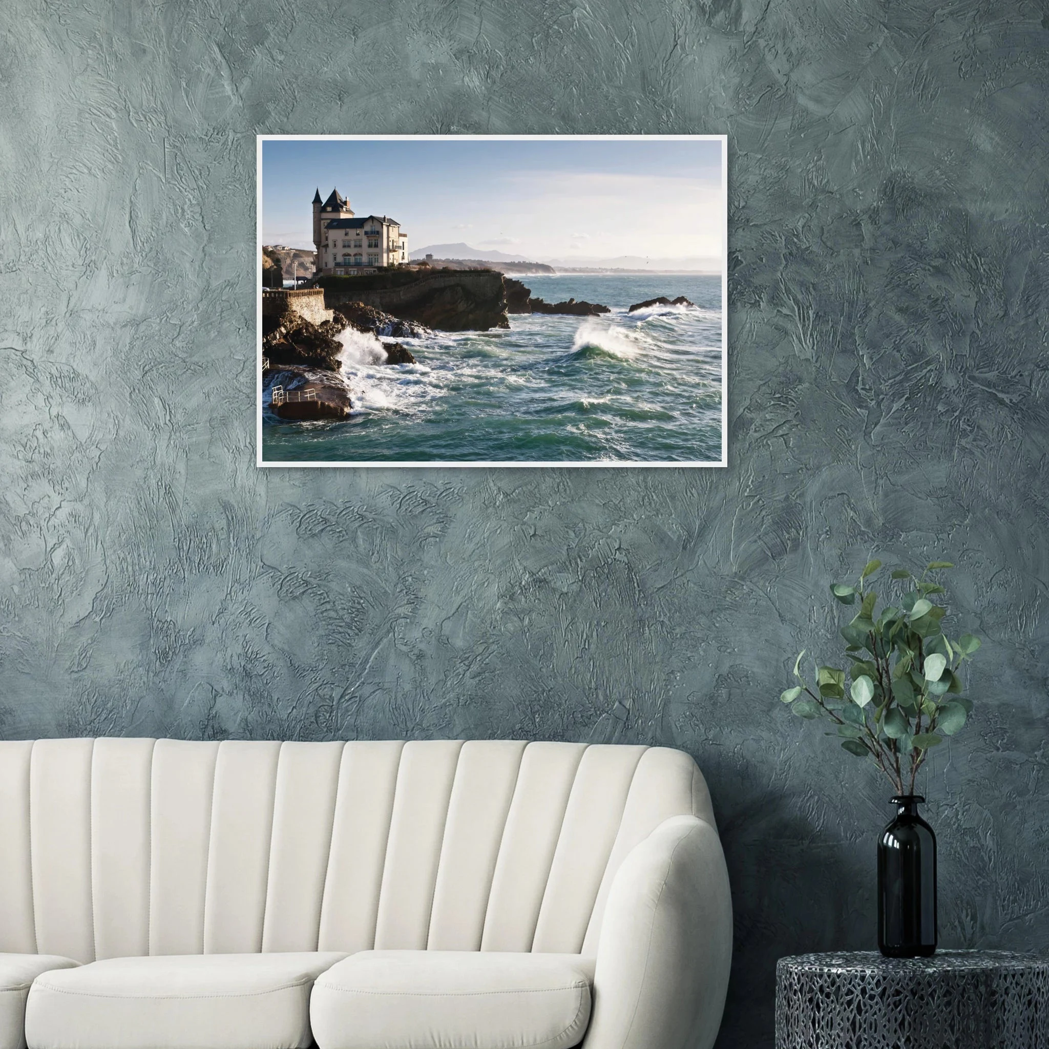Biarritz, Frankreich – Mondäner Surfort am baskischen Atlantik, Wiege des europäischen Wellenreitens seit den 1950er-Jahren. Poster im Holzrahmen.