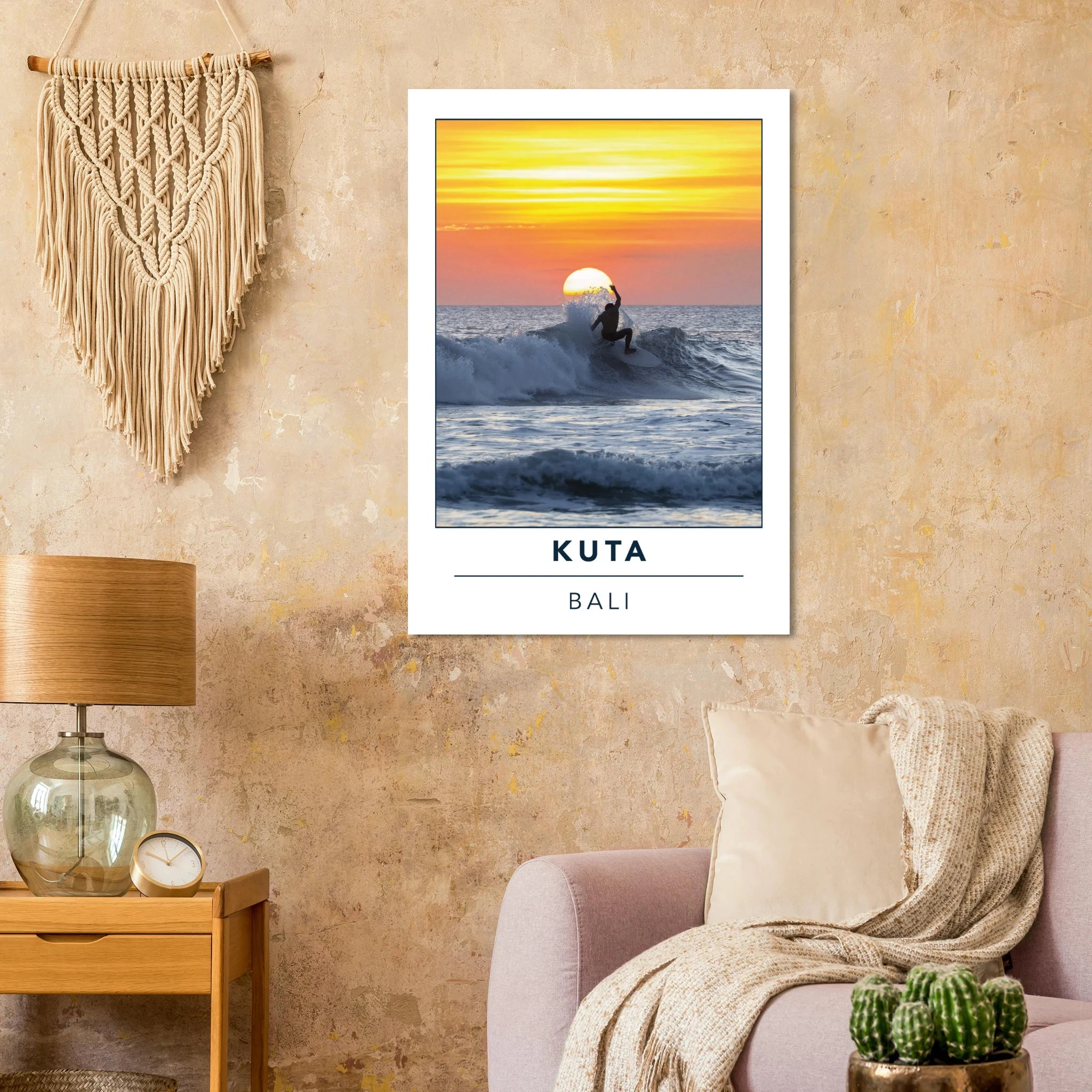 Kuta Beach, Bali (Indonesien) – Belebter Beachbreak im Süden Balis, klassischer Einsteiger-Spot mit weichen Wellen. Poster.