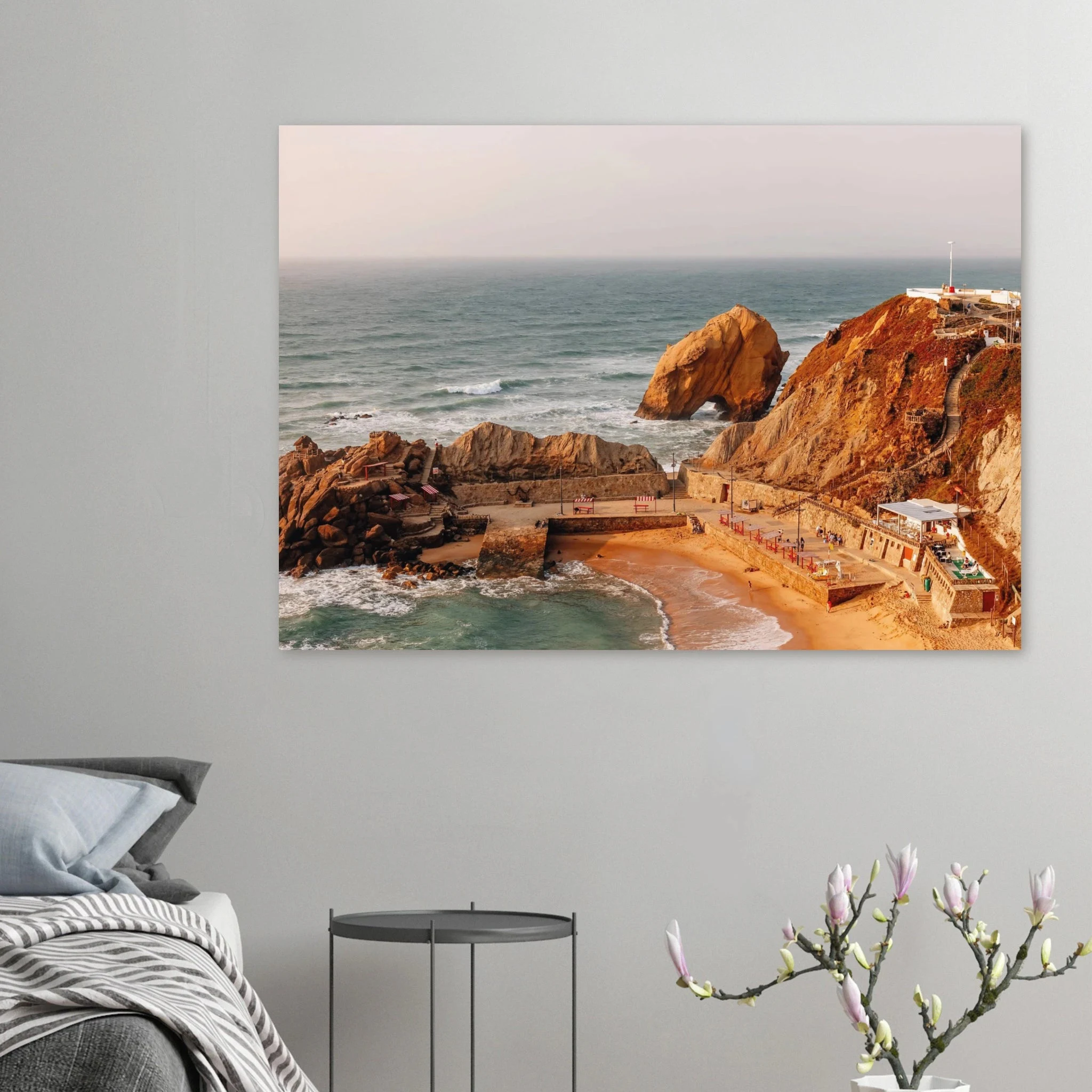 Santa Cruz, Spanien – Kanarische Hauptstadt Teneriffas mit Reefbreaks an der Nordküste wie El Confital. Poster.