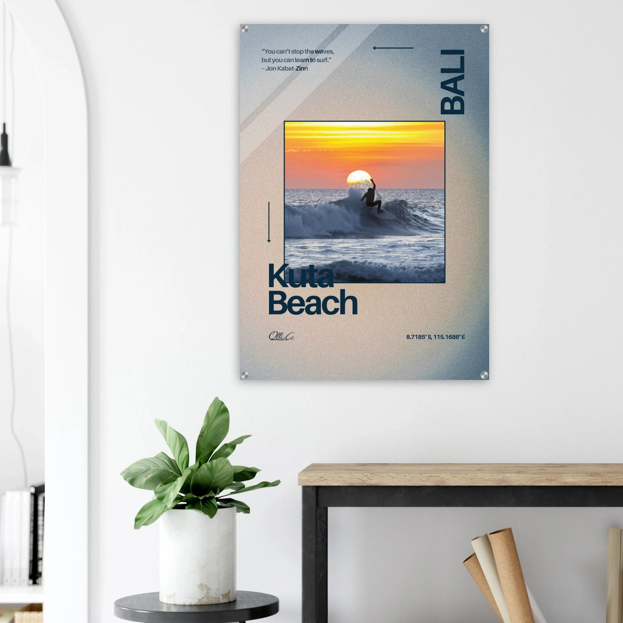 Kuta Beach, Bali (Indonesien) – Belebter Beachbreak im Süden Balis, klassischer Einsteiger-Spot mit weichen Wellen. Kunstdruck auf Acrylglas.