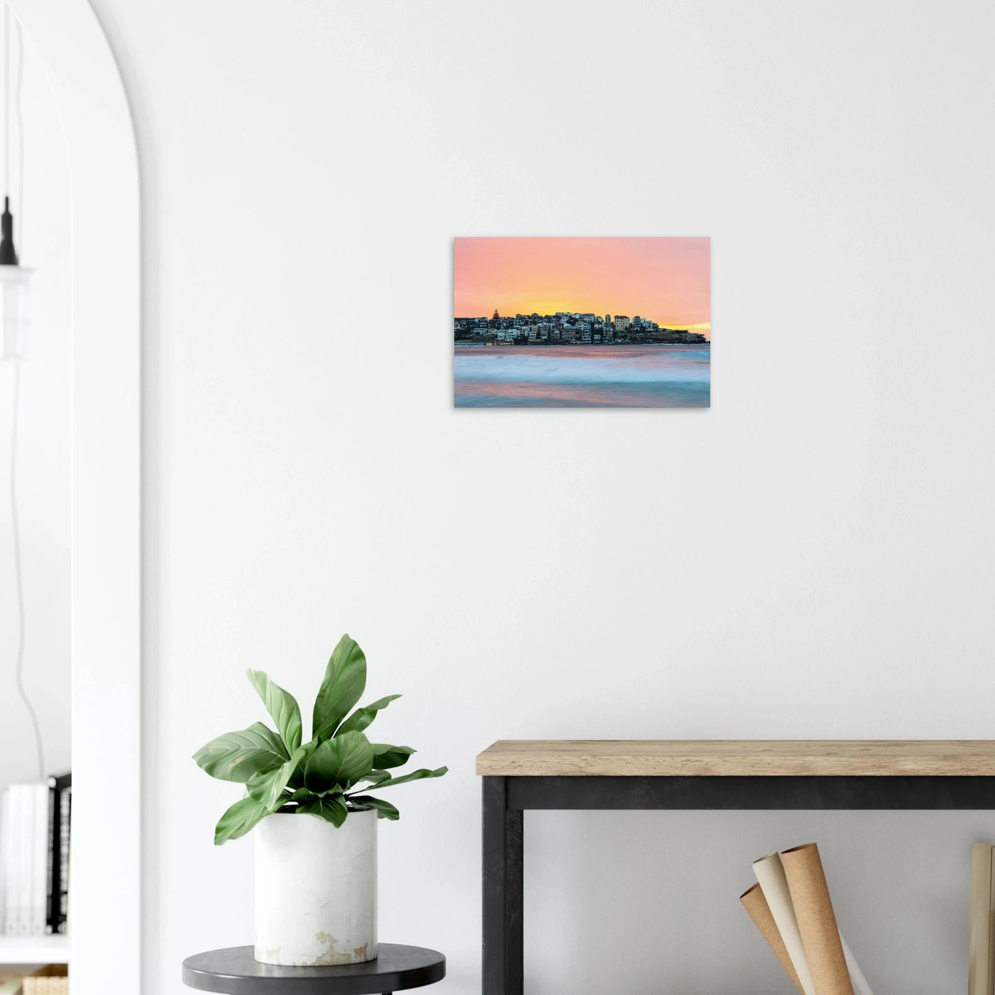Bondi Beach, Australien – Ikonischer Stadtstrand im Osten Sydneys mit klassischem Beachbreak und Surfkultur-Geschichte. Poster.