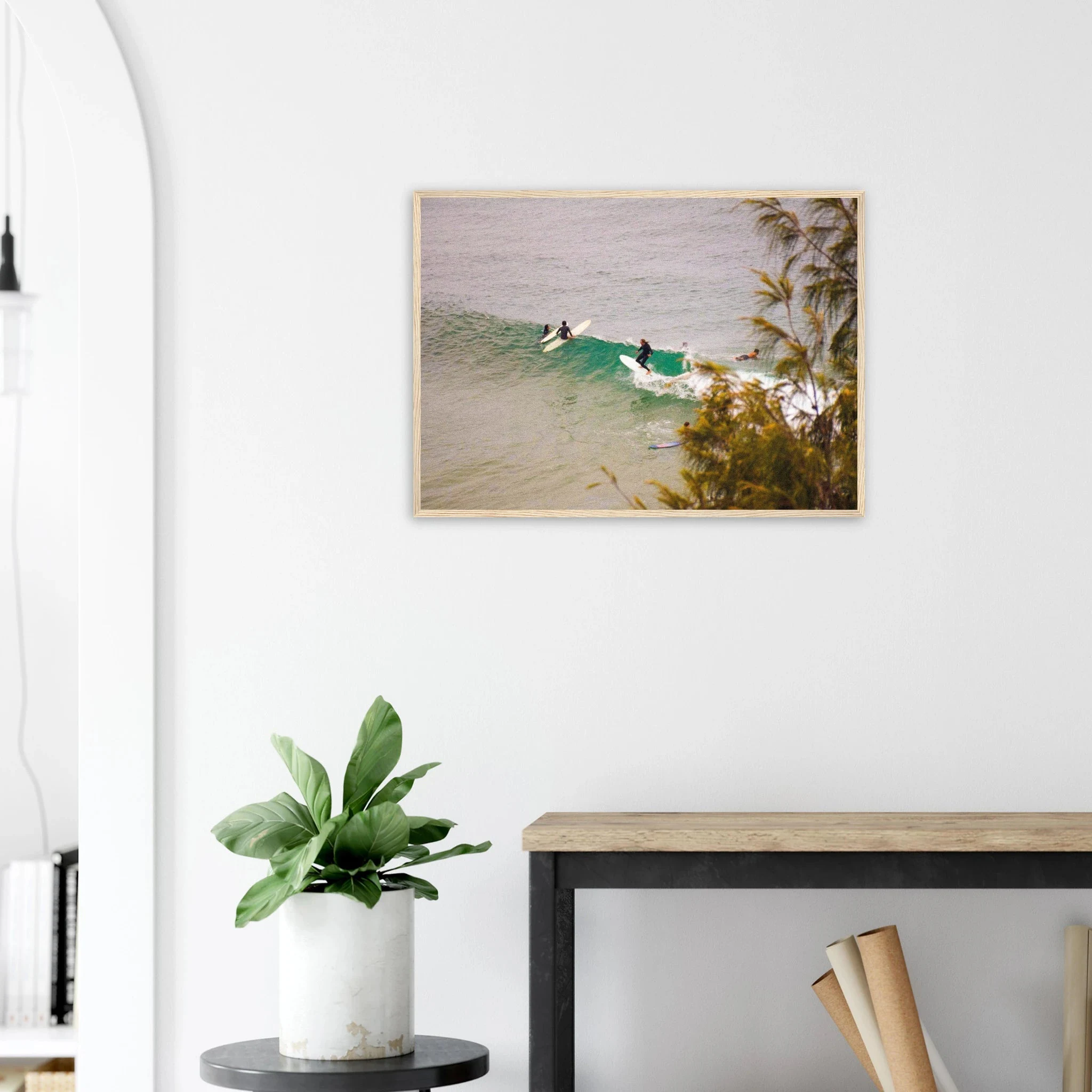 Byron Bay, Australien – Östlichster Punkt Australiens mit langen Pointbreaks und entspanntem Longboard-Flair. Poster im Holzrahmen.