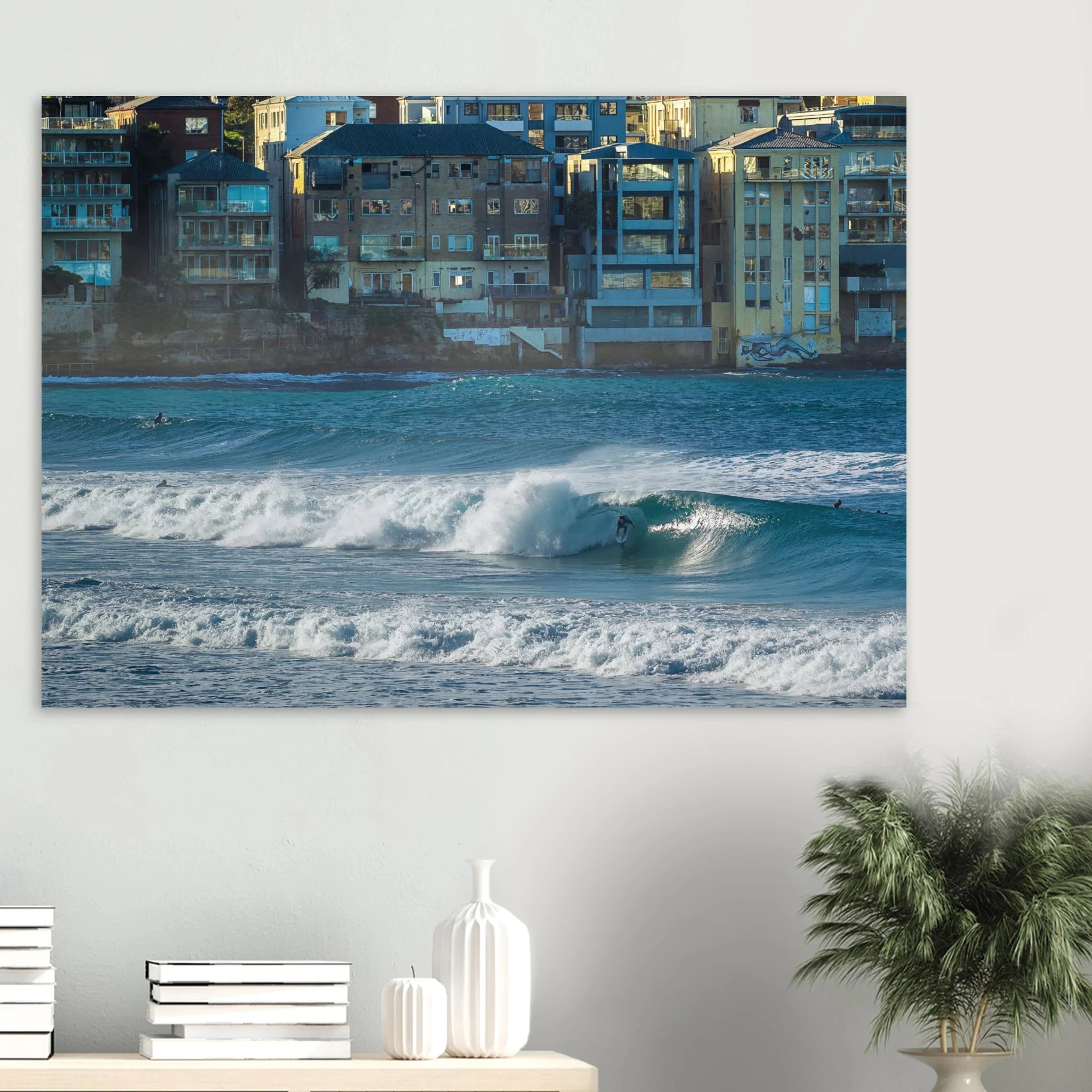 Bondi Beach, Australien – Ikonischer Stadtstrand im Osten Sydneys mit klassischem Beachbreak und Surfkultur-Geschichte. Poster.