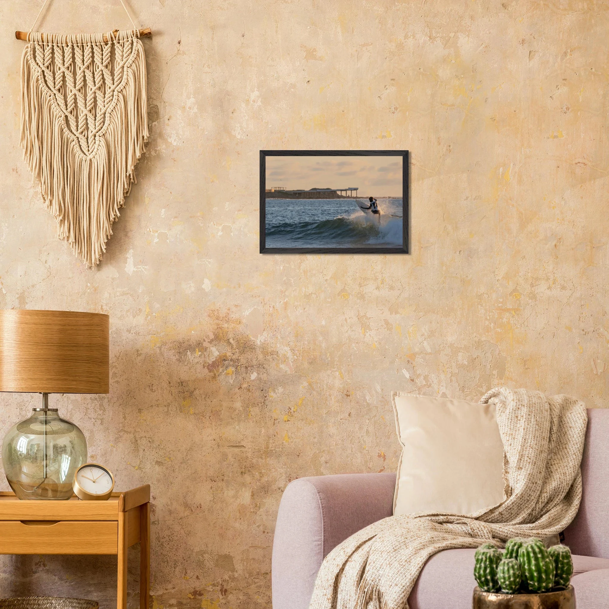 Busua, Ghana – Westafrikanisches Fischerdorf an der Goldküste mit konstantem Beachbreak und Surfschulen. Poster im Galerie-Holzrahmen.