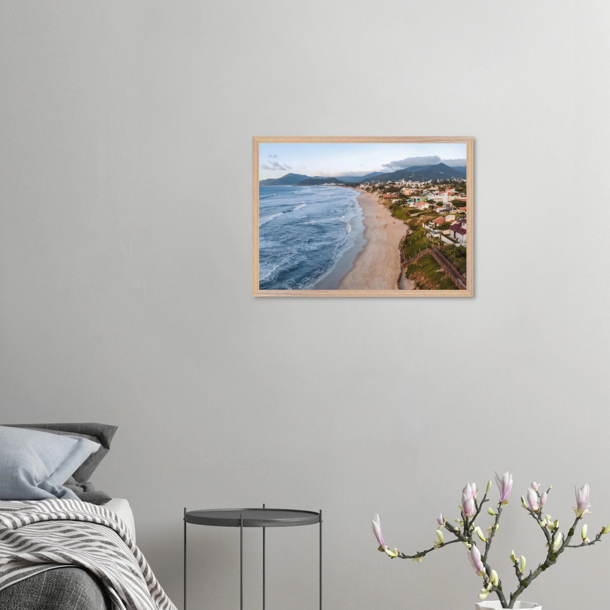 Florianópolis, Brasilien – Insel in Santa Catarina mit über 40 Stränden und Heimspot brasilianischer Pro-Surfer. Poster im Galerie-Holzrahmen.