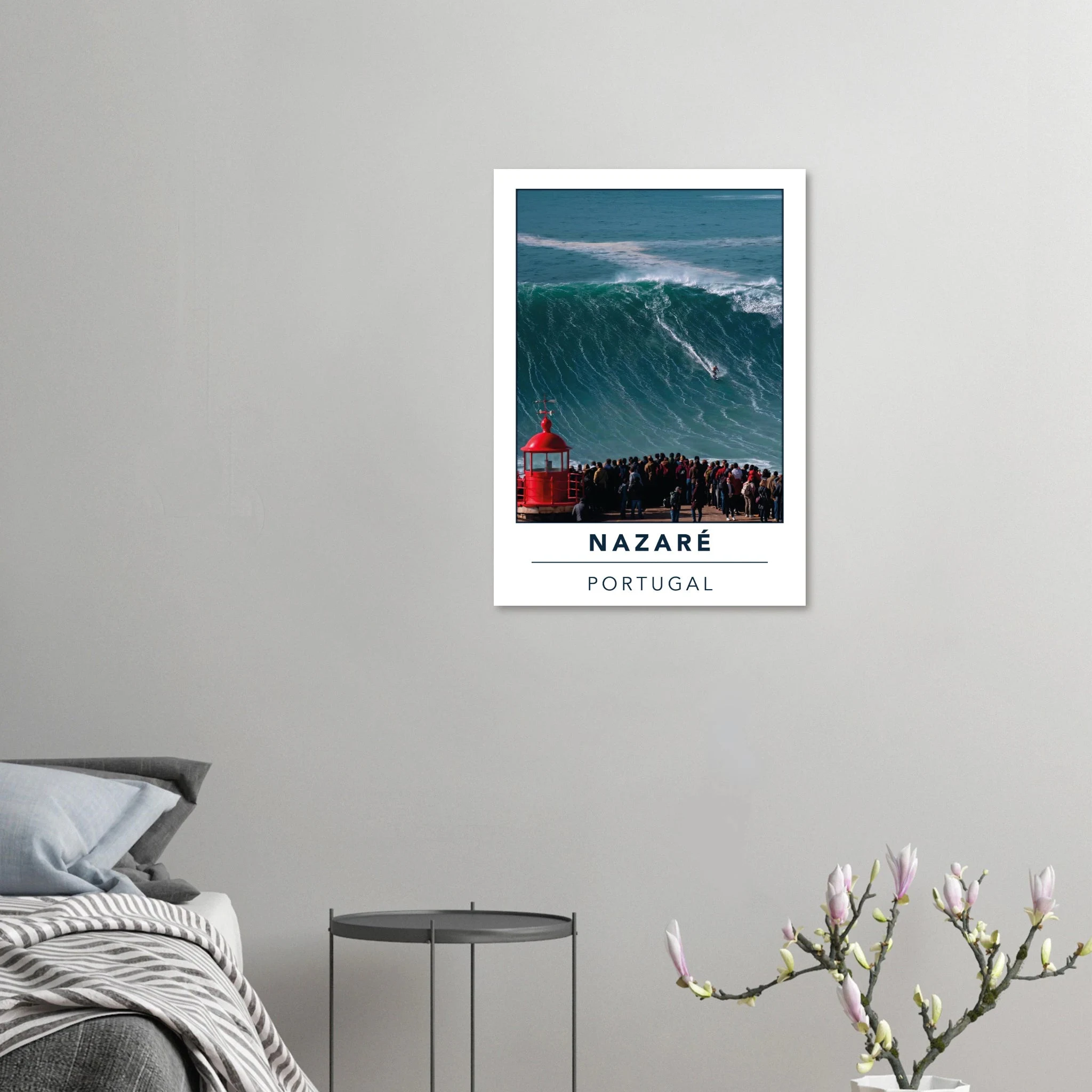 Nazaré, Portugal – Praia do Norte, weltgrößte Big-Wave-Welle Europas an der portugiesischen Atlantikküste. Kunstdruck auf Alu-Dibond.