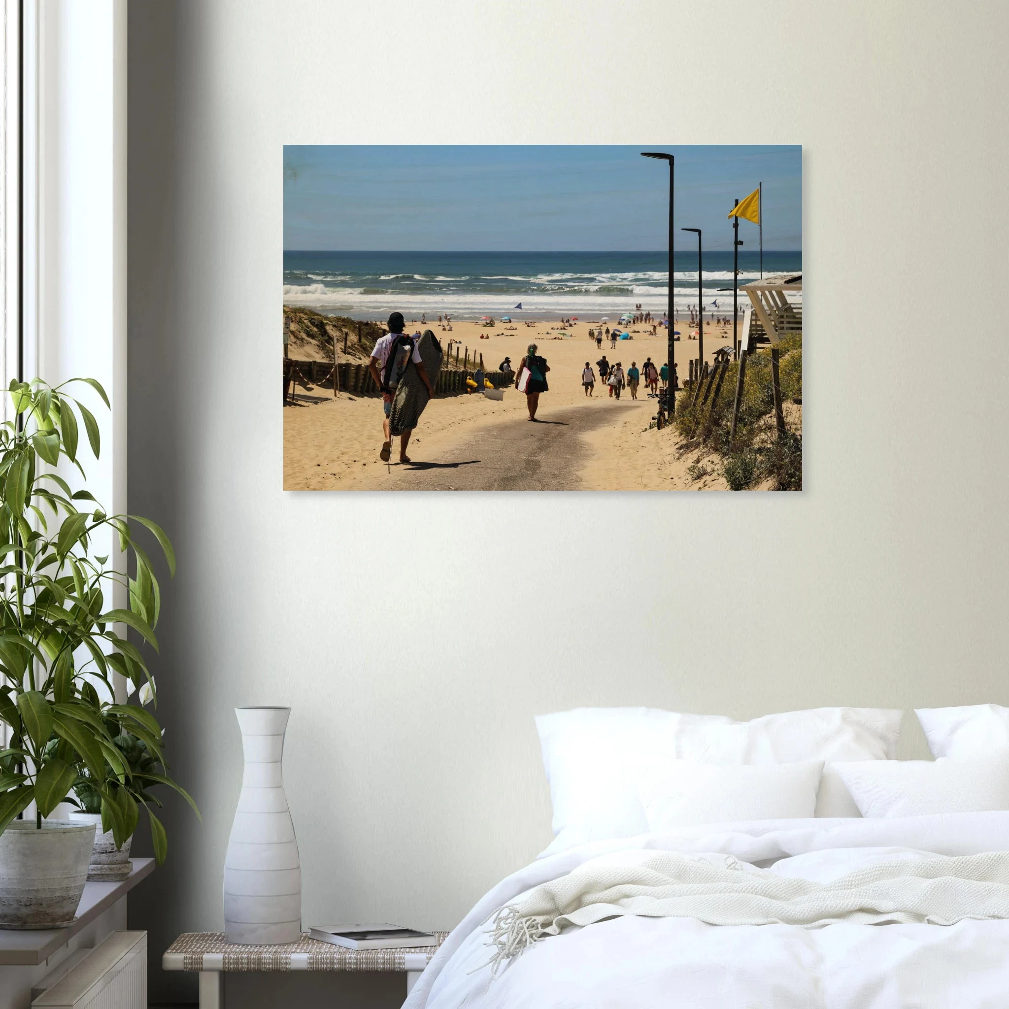 Moliets-et-Maa, Frankreich – Ruhiger Pinienwald-Strand in den Landes mit beständigem Atlantik-Swell für alle Levels. Kunstdruck auf Holz.