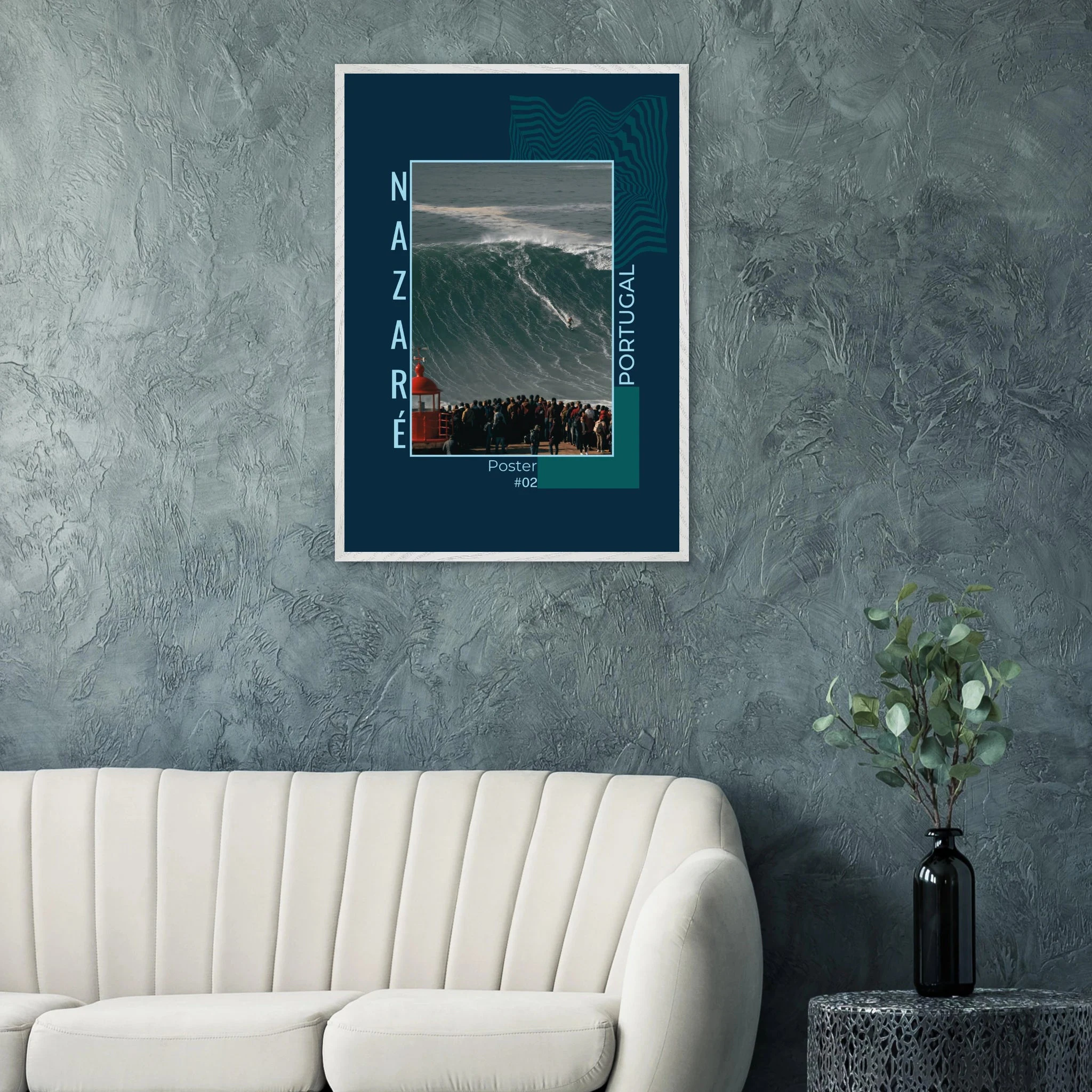 Nazaré, Portugal – Praia do Norte, weltgrößte Big-Wave-Welle Europas an der portugiesischen Atlantikküste. Poster im Galerie-Holzrahmen.