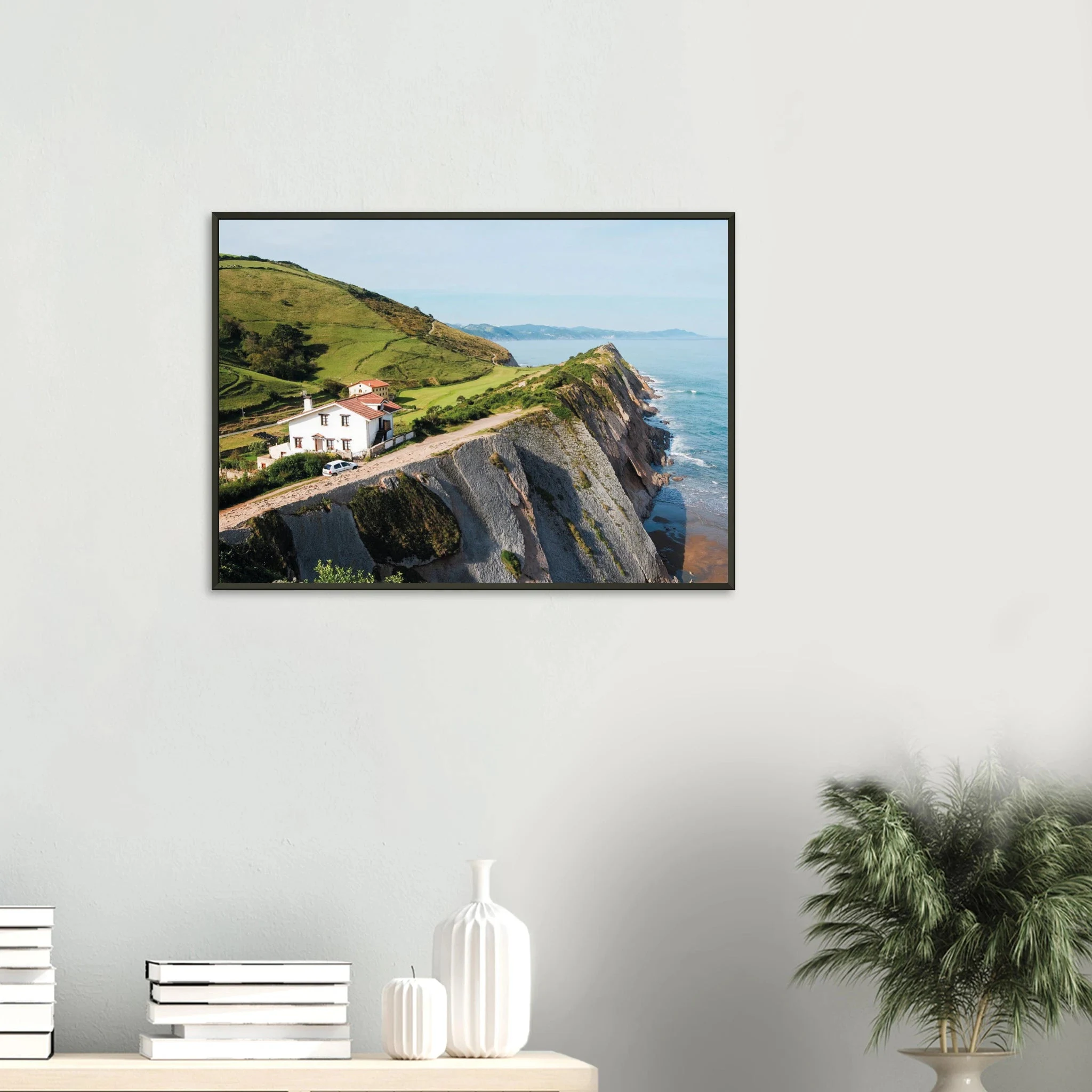 San Vicente de la Barquera, Spanien – Kantabrisches Fischerstädtchen mit Beachbreak Merón und Bergkulisse der Picos de Europa. Poster im Metallrahmen.
