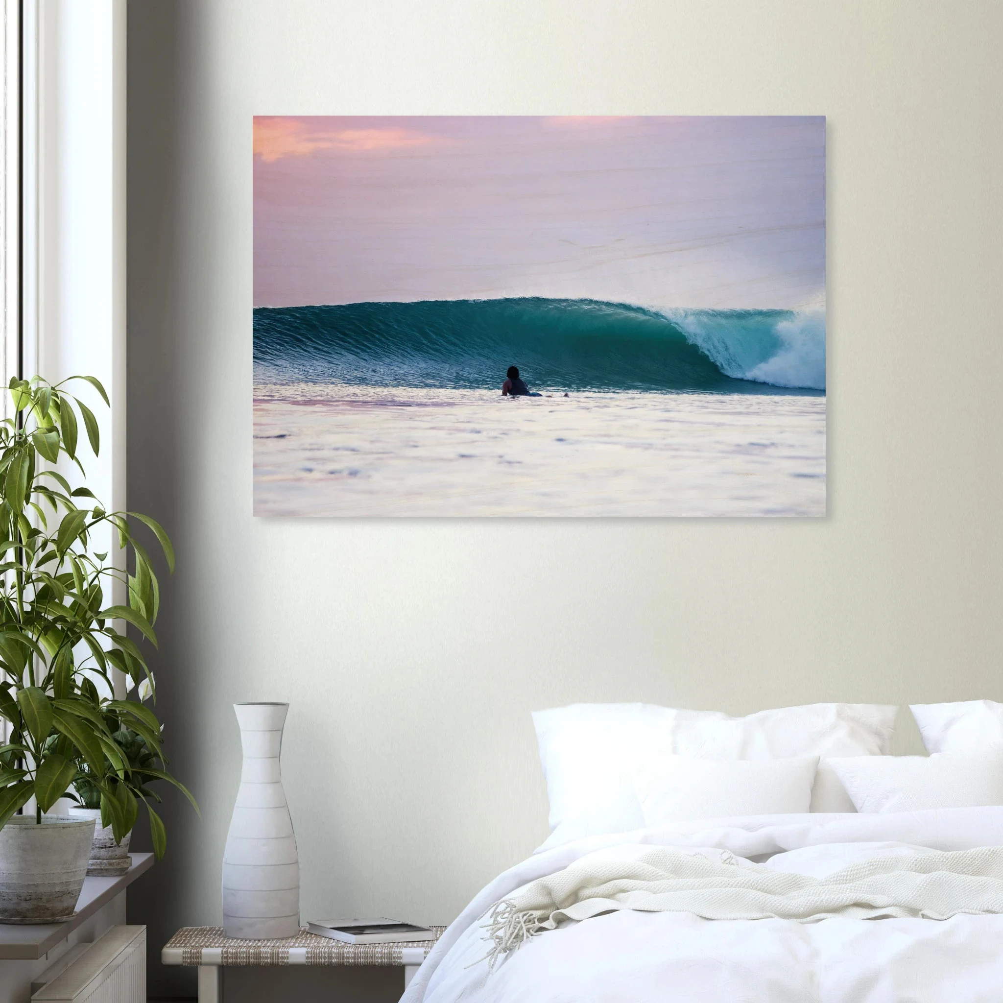 Kuta Beach, Bali (Indonesien) – Belebter Beachbreak im Süden Balis, klassischer Einsteiger-Spot mit weichen Wellen. Kunstdruck auf Holz.