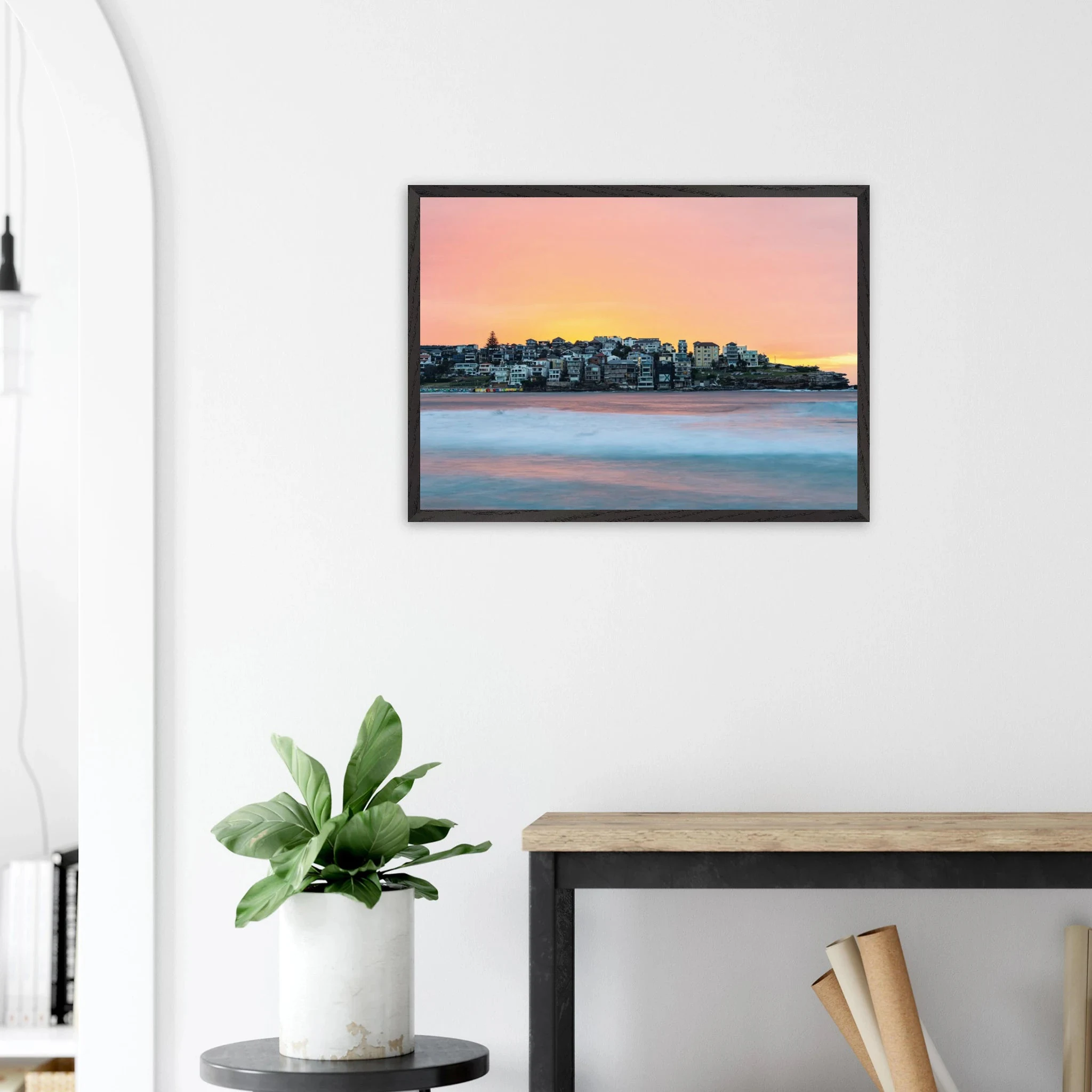 Bondi Beach, Australien – Ikonischer Stadtstrand im Osten Sydneys mit klassischem Beachbreak und Surfkultur-Geschichte. Poster im Galerie-Holzrahmen.