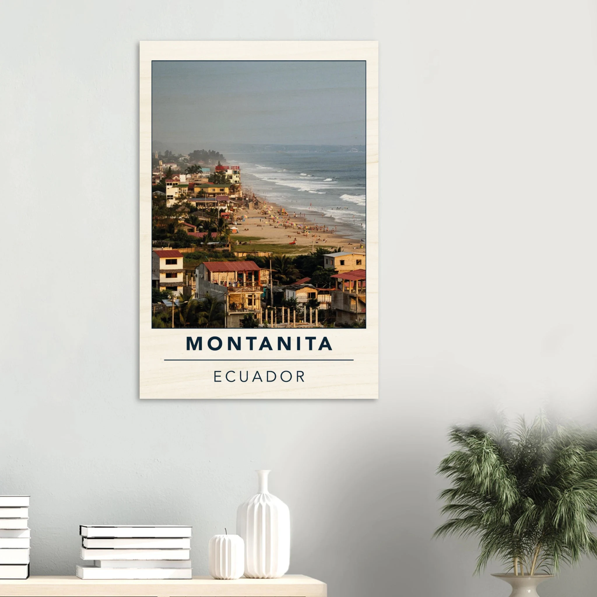 Montañita, Ecuador – Pazifik-Surferdorf an der Ruta del Sol mit rechtem Pointbreak und Backpacker-Szene. Kunstdruck auf Holz.
