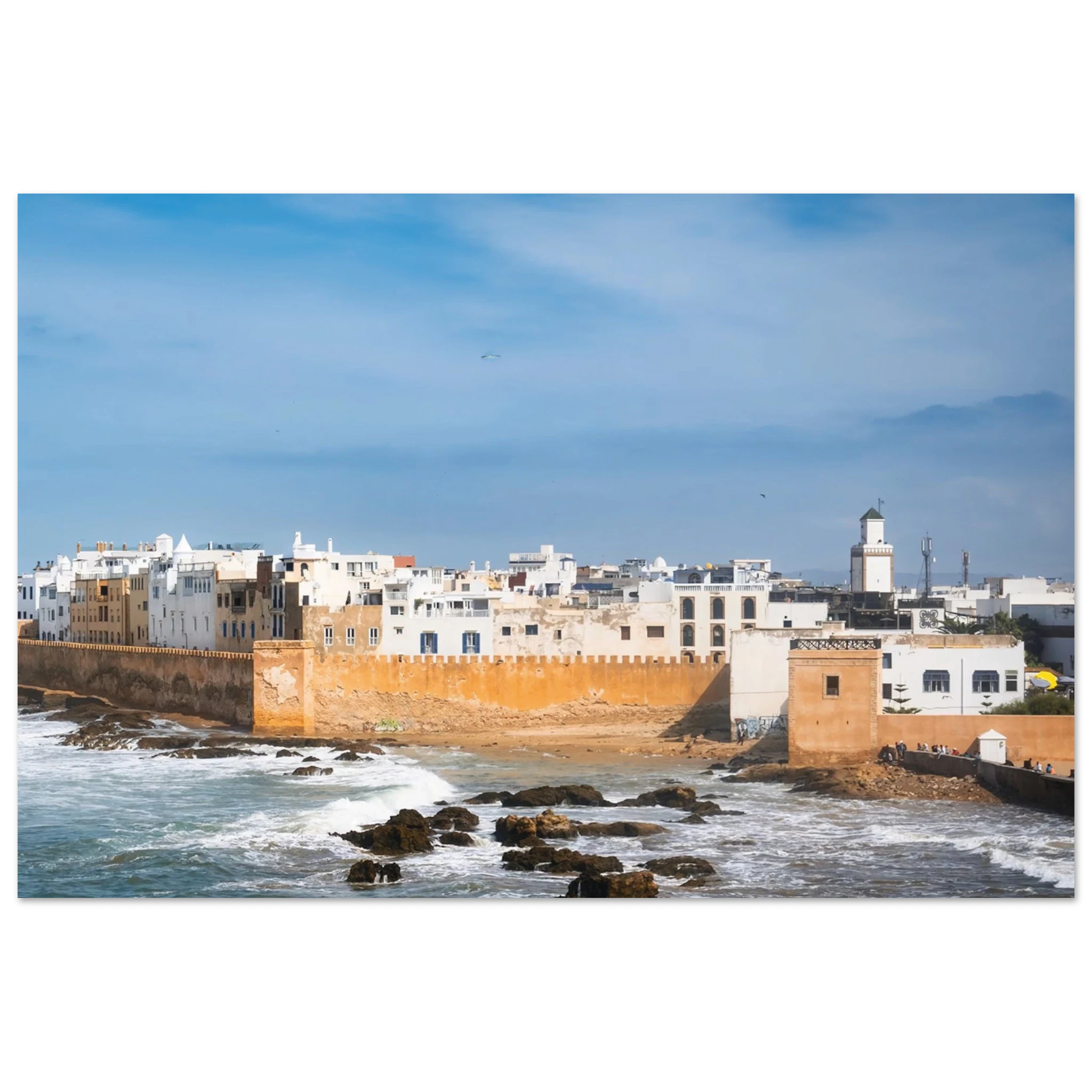 Essaouira, Marokko – Windumtoste Hafenstadt am Atlantik mit Medina-Kulisse und beständigen Wind- und Wellenbedingungen. Kunstdruck auf Alu-Dibond.