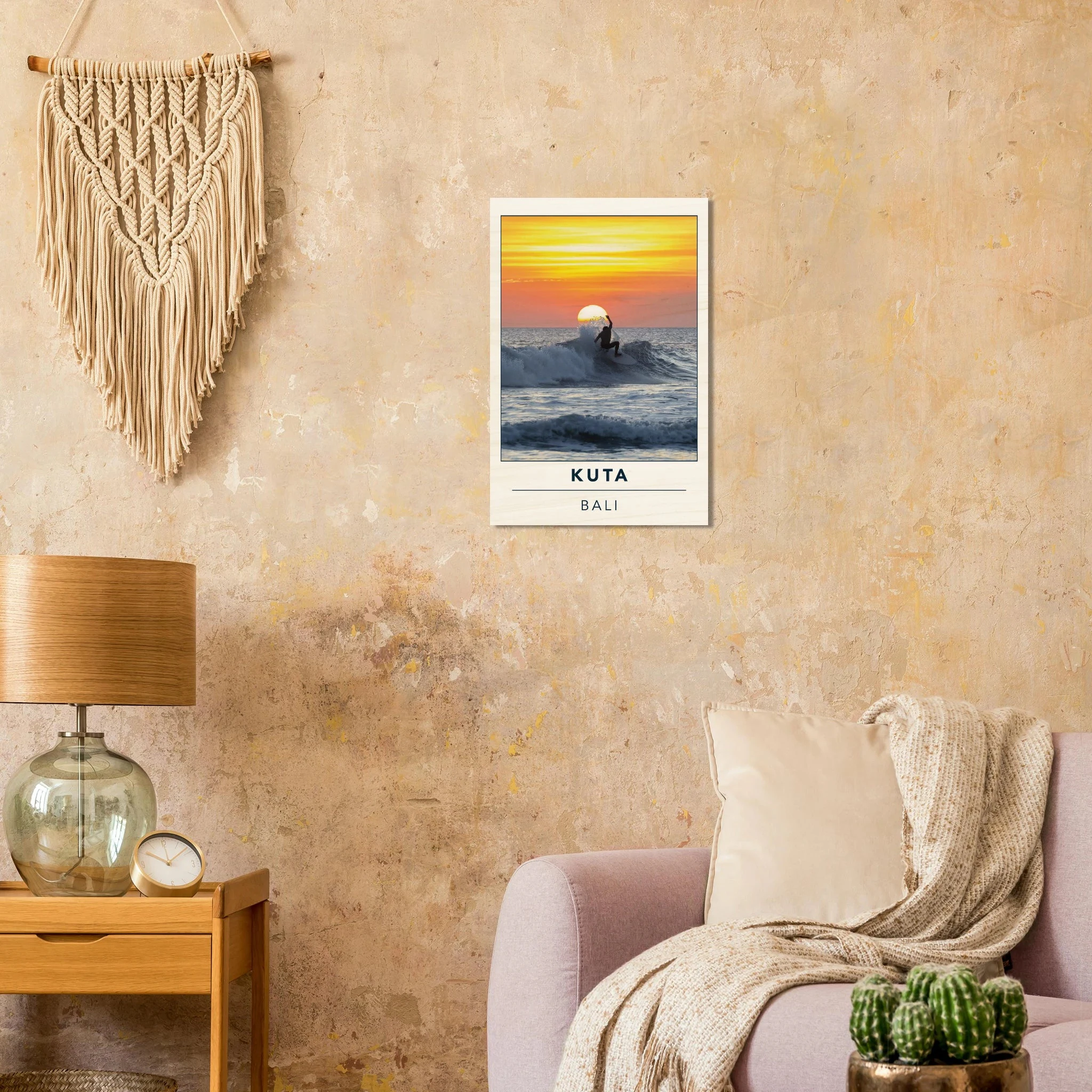 Kuta Beach, Bali (Indonesien) – Belebter Beachbreak im Süden Balis, klassischer Einsteiger-Spot mit weichen Wellen. Kunstdruck auf Holz.
