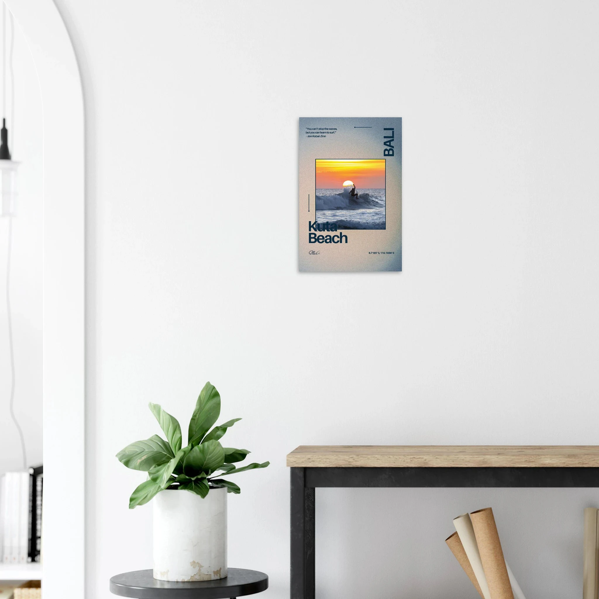Kuta Beach, Bali (Indonesien) – Belebter Beachbreak im Süden Balis, klassischer Einsteiger-Spot mit weichen Wellen. Kunstdruck auf Alu-Dibond.