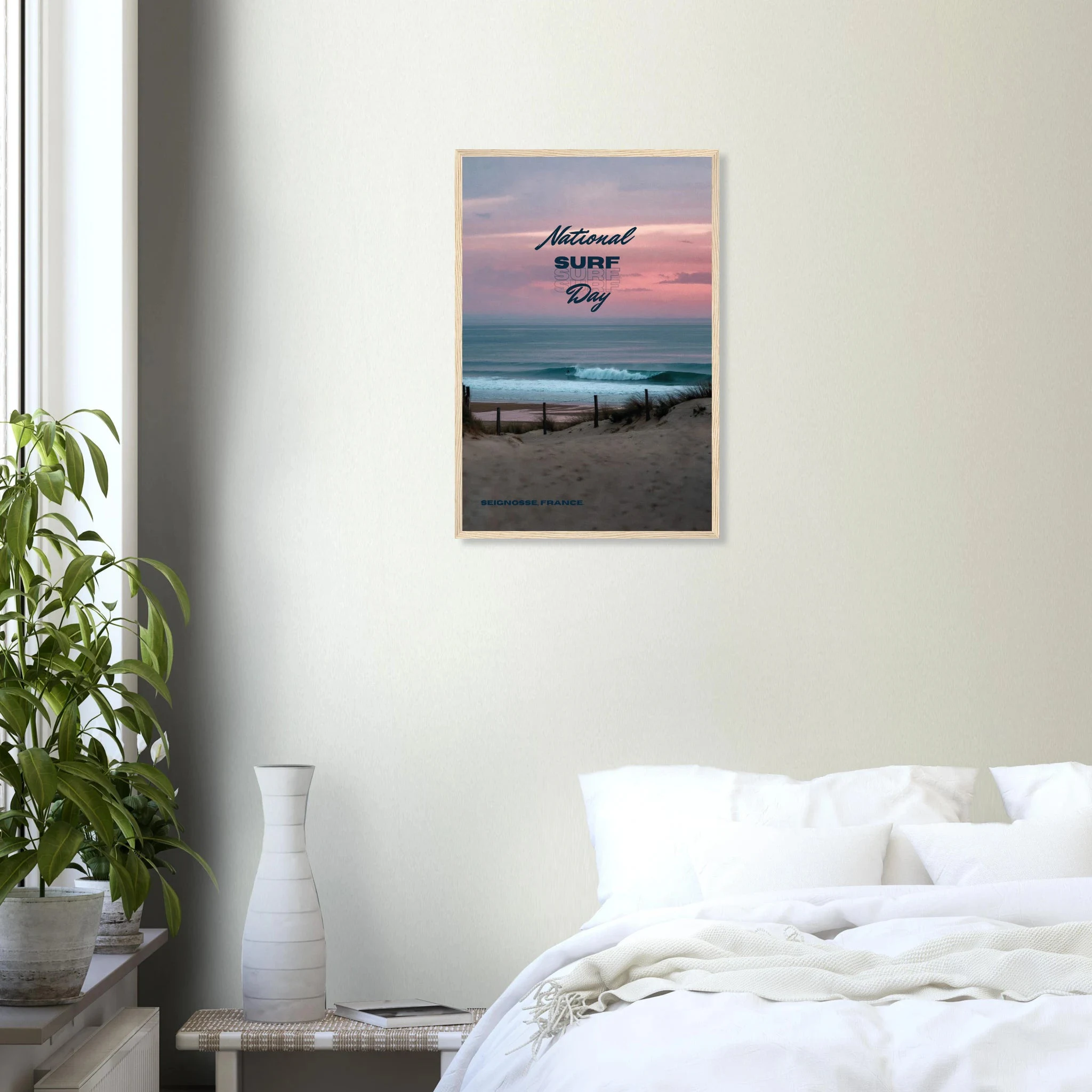 Seignosse, Frankreich – Dünenstrand in den Landes mit hohlen Beachbreaks und ausgeprägter Herbstsaison. Poster im Holzrahmen.
