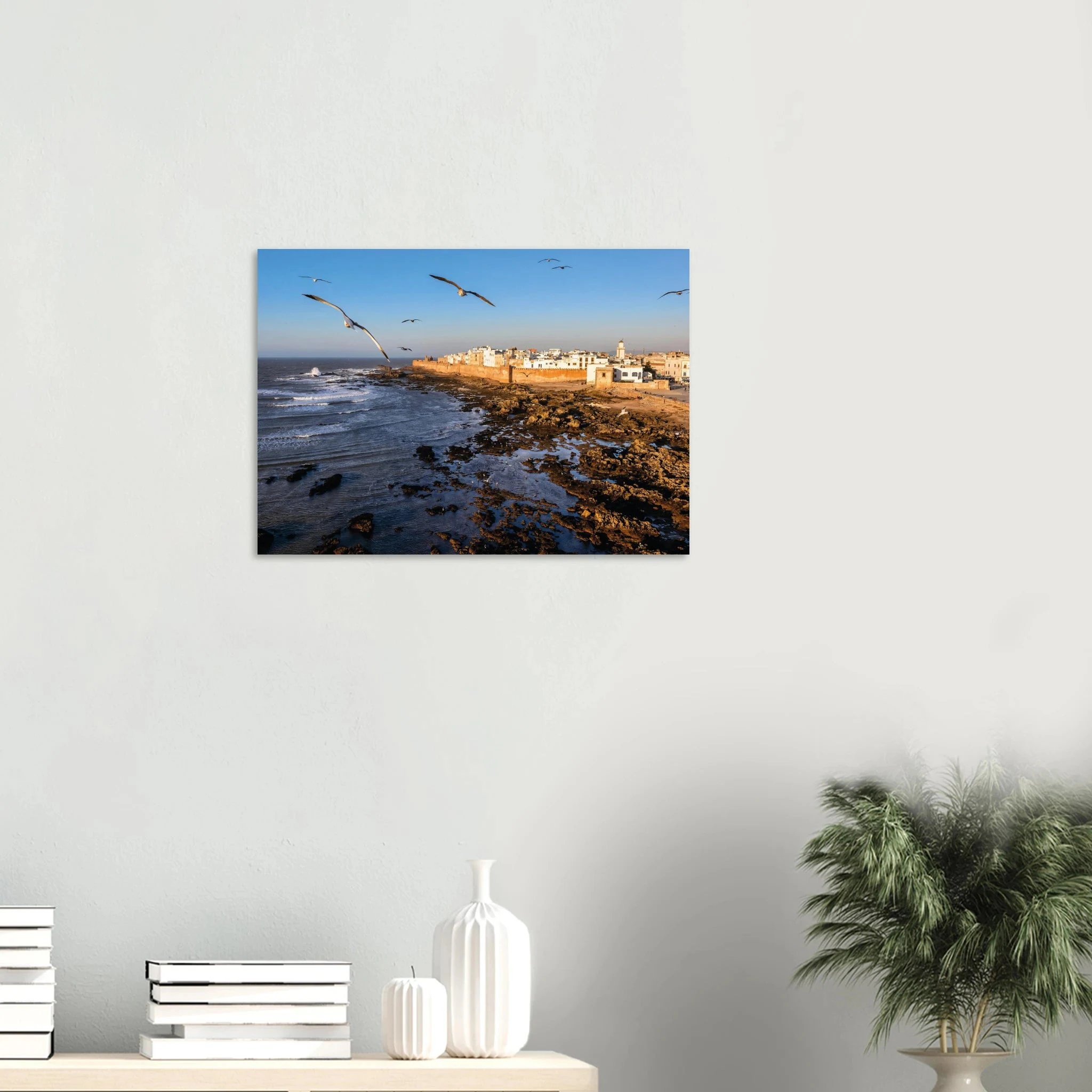 Essaouira, Marokko – Windumtoste Hafenstadt am Atlantik mit Medina-Kulisse und beständigen Wind- und Wellenbedingungen. Poster.