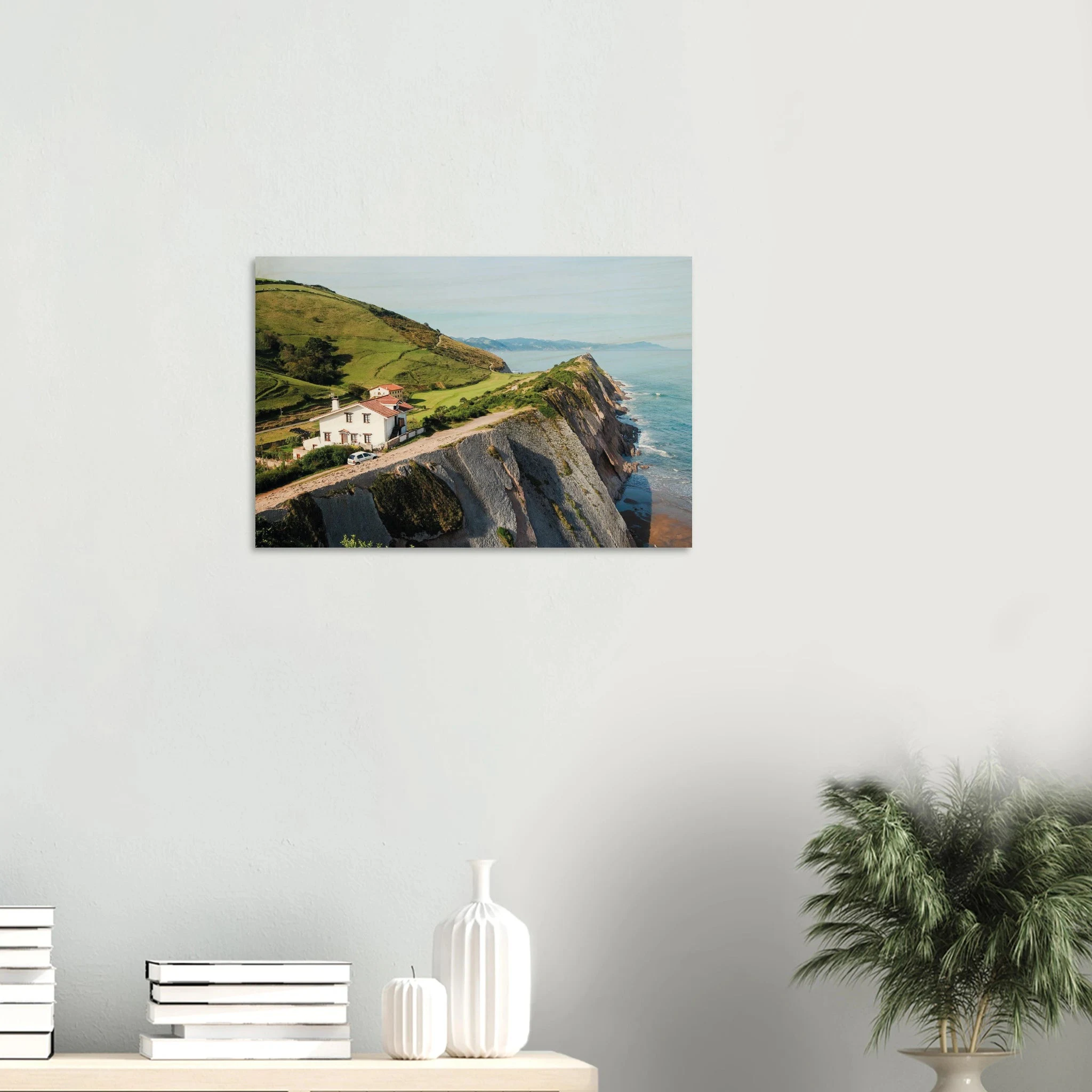 San Vicente de la Barquera, Spanien – Kantabrisches Fischerstädtchen mit Beachbreak Merón und Bergkulisse der Picos de Europa. Kunstdruck auf Holz.