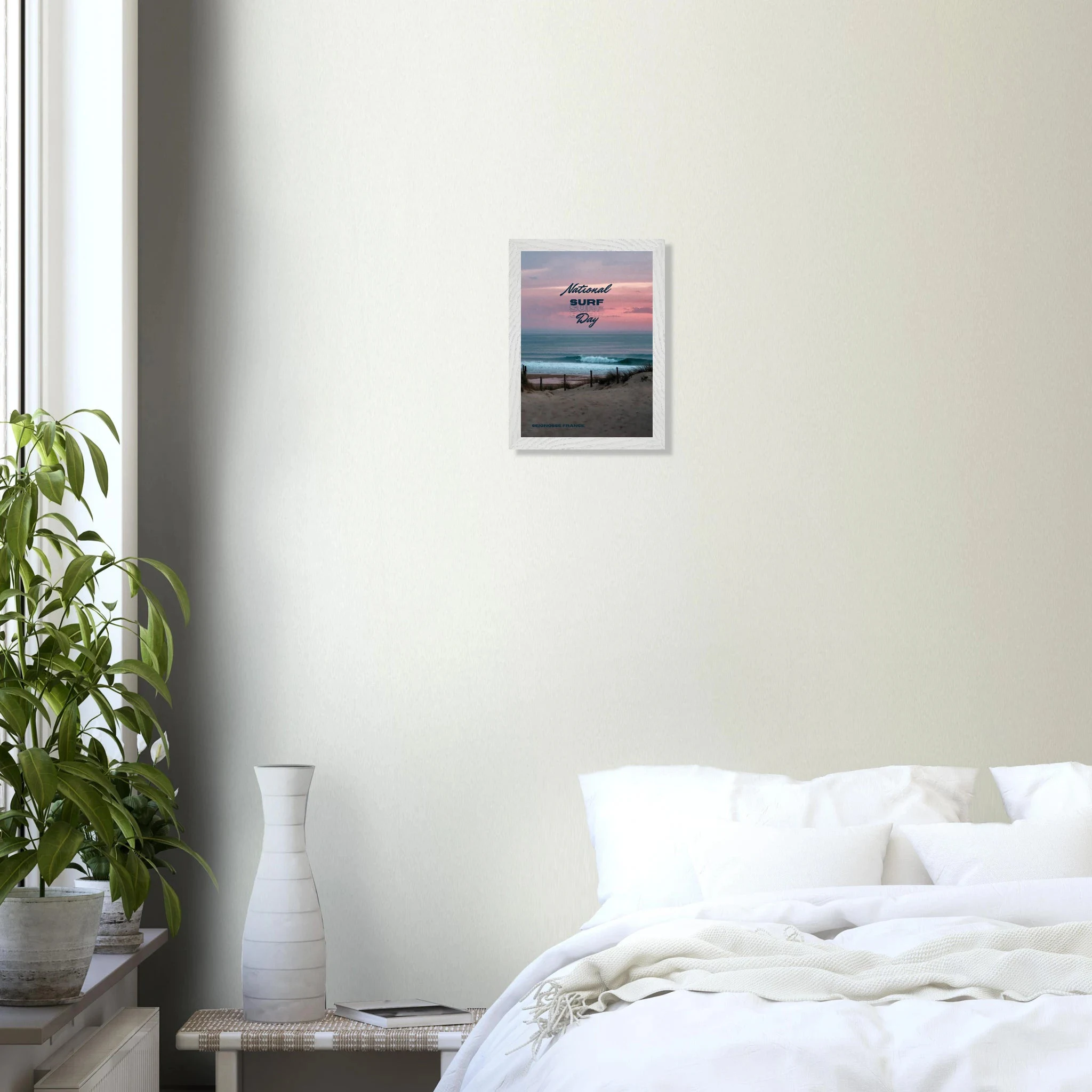 Seignosse, Frankreich – Dünenstrand in den Landes mit hohlen Beachbreaks und ausgeprägter Herbstsaison. Poster im Galerie-Holzrahmen.