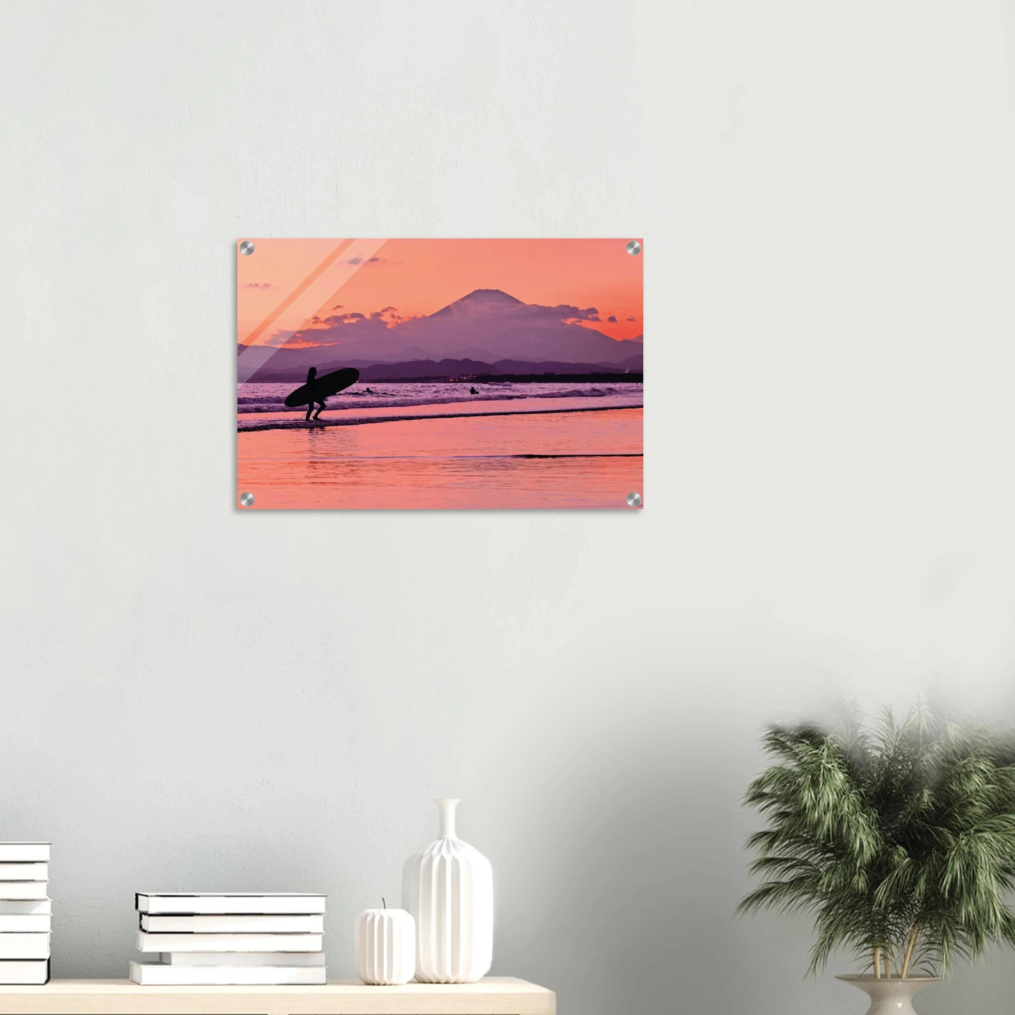 Shonan, Japan – Surfregion an der Sagami-Bucht südwestlich von Tokio, Wiege des japanischen Wellenreitens. Kunstdruck auf Acrylglas.