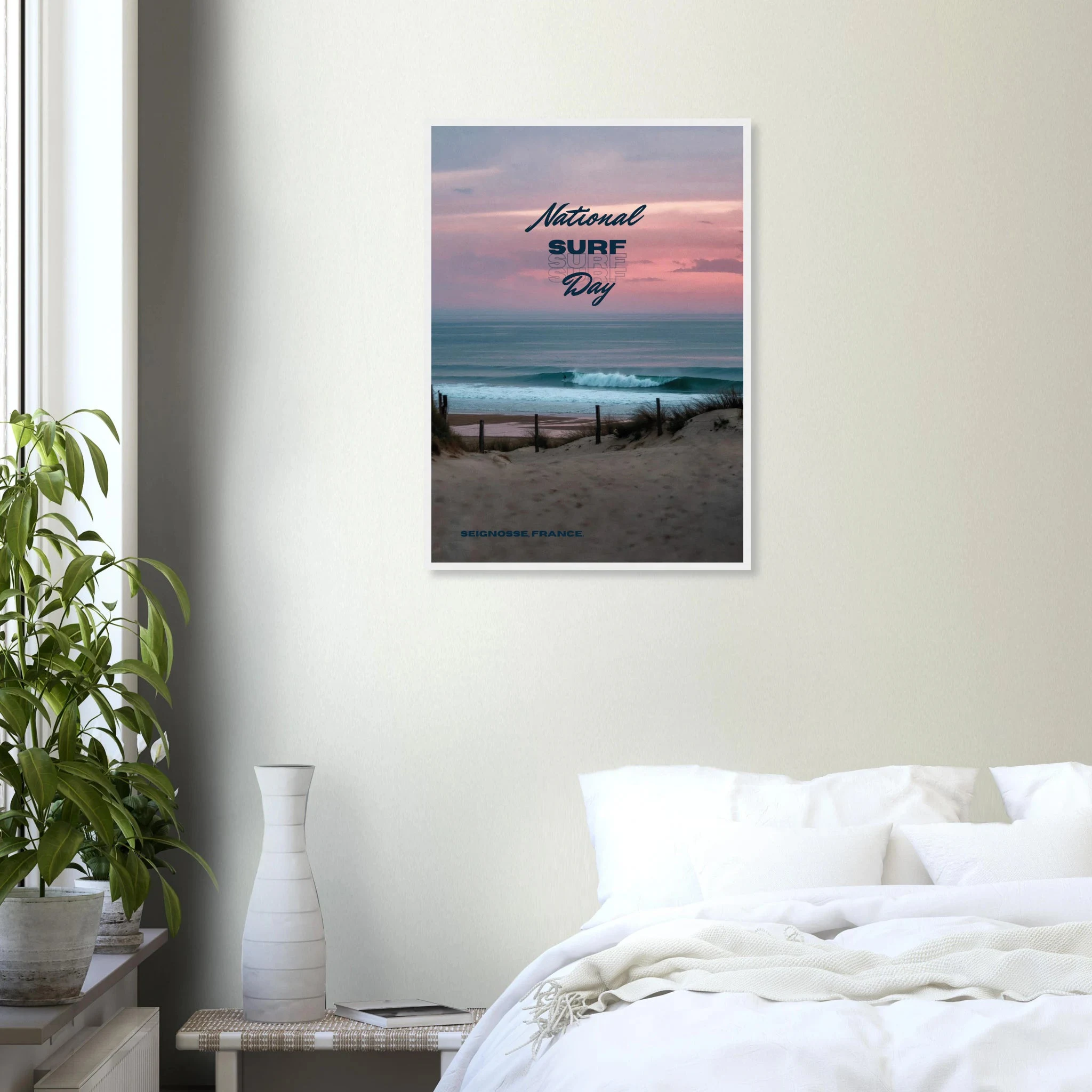 Seignosse, Frankreich – Dünenstrand in den Landes mit hohlen Beachbreaks und ausgeprägter Herbstsaison. Poster im Holzrahmen.