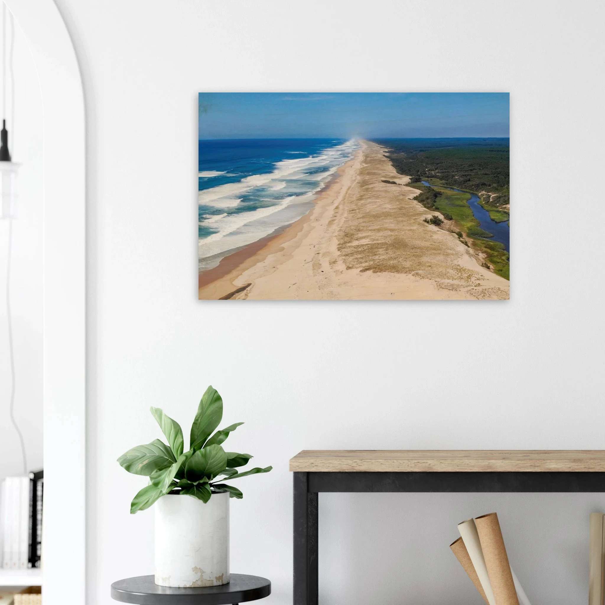 Moliets-et-Maa, Frankreich – Ruhiger Pinienwald-Strand in den Landes mit beständigem Atlantik-Swell für alle Levels. Kunstdruck auf Holz.
