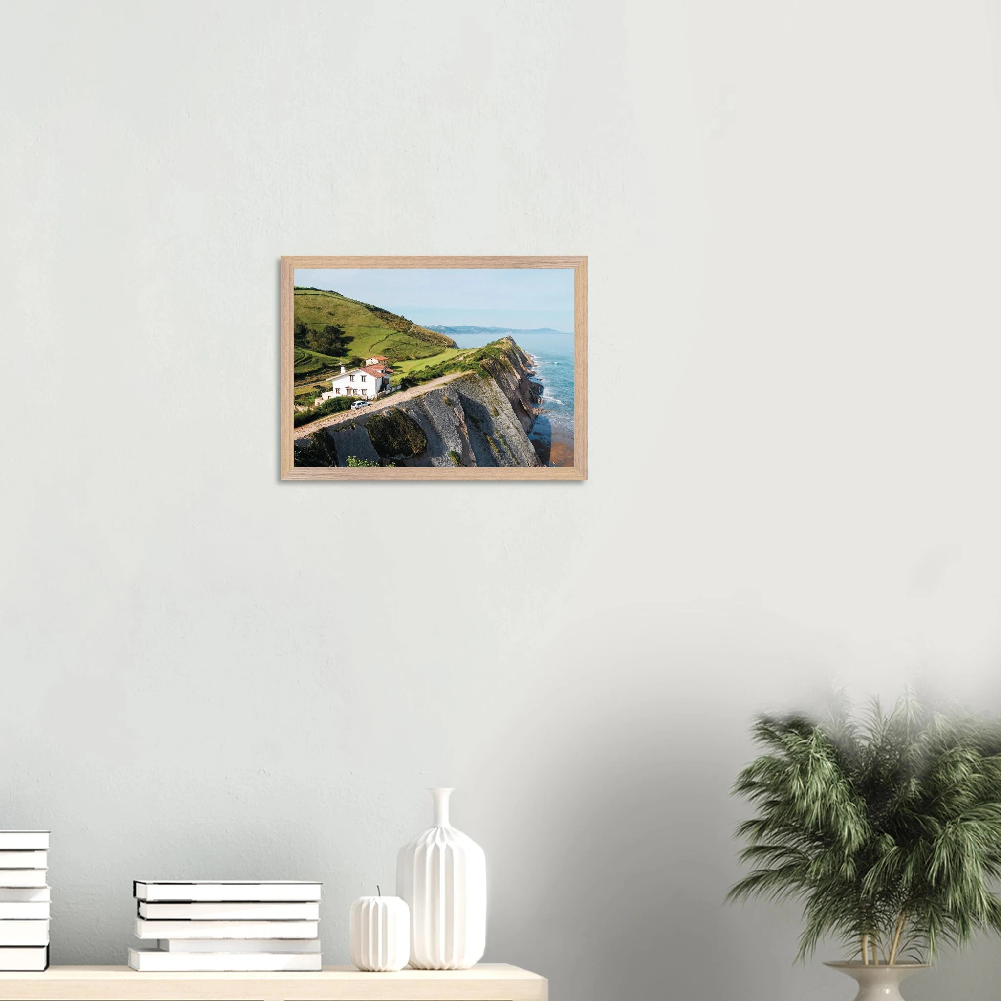 San Vicente de la Barquera, Spanien – Kantabrisches Fischerstädtchen mit Beachbreak Merón und Bergkulisse der Picos de Europa. Poster im Galerie-Holzrahmen.