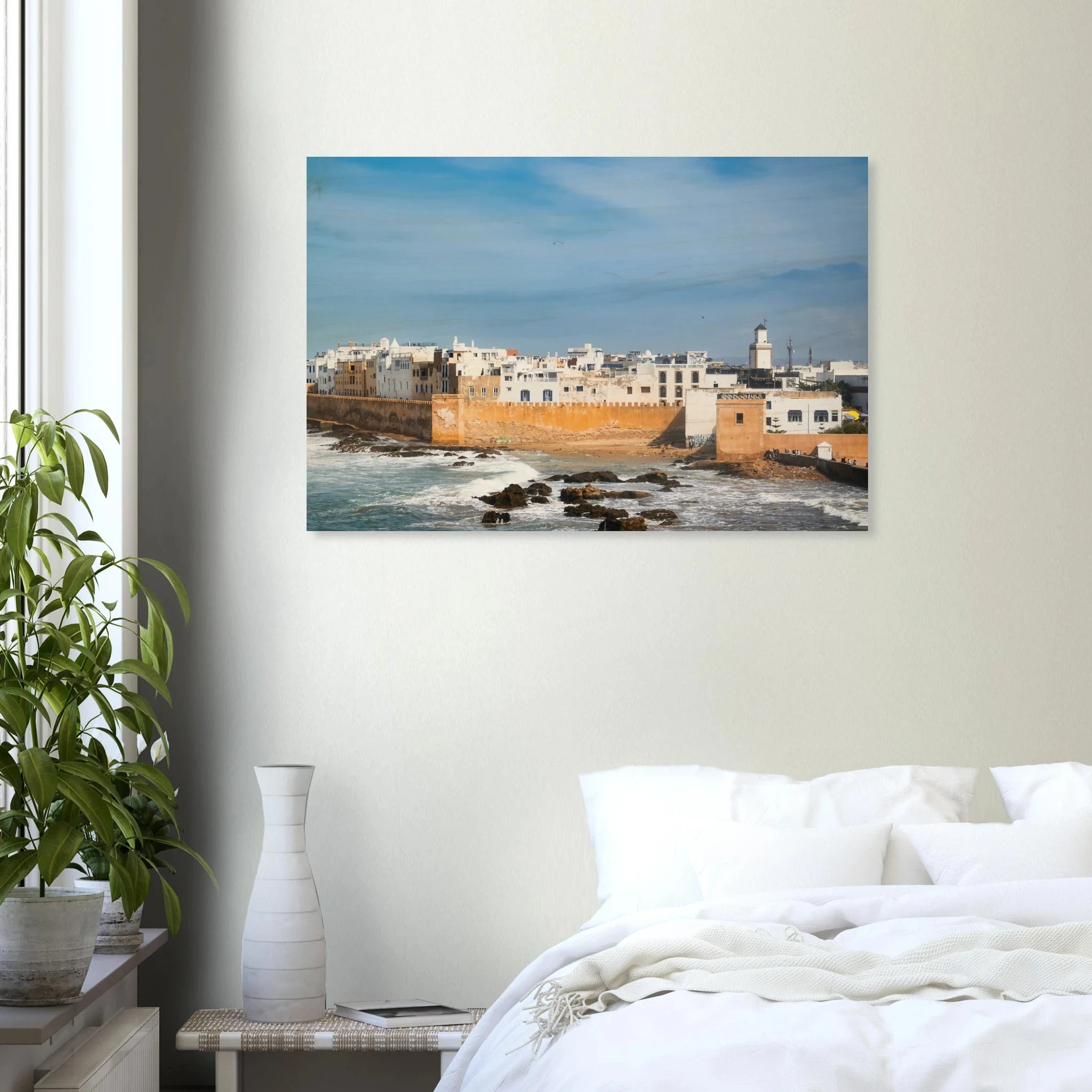 Essaouira, Marokko – Windumtoste Hafenstadt am Atlantik mit Medina-Kulisse und beständigen Wind- und Wellenbedingungen. Kunstdruck auf Holz.