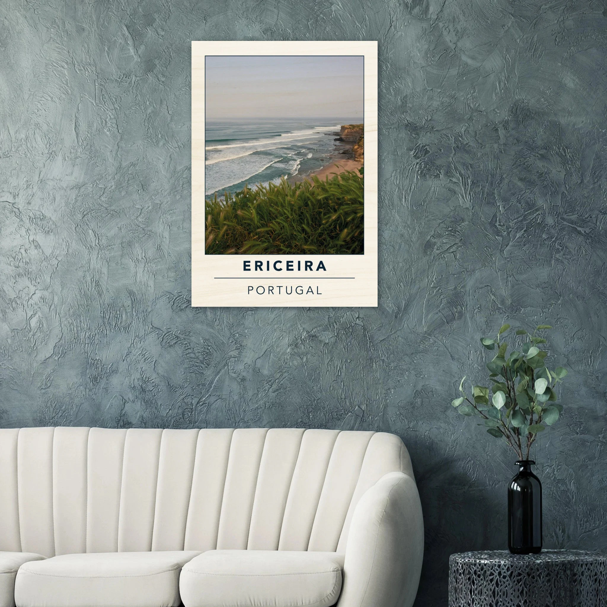 Ericeira, Portugal – World Surfing Reserve nördlich von Lissabon mit Reefbreaks wie Coxos und Ribeira d'Ilhas. Kunstdruck auf Holz.