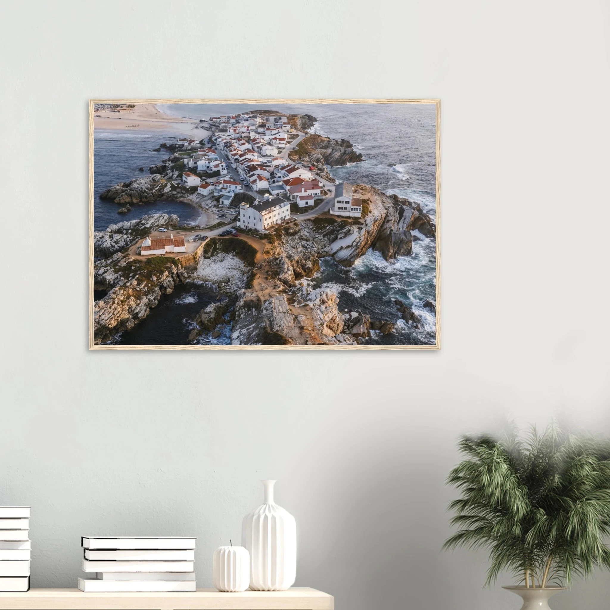 Peniche, Portugal – Halbinsel mit Supertubos-Beachbreak, Austragungsort der WSL Meo Rip Curl Pro Portugal. Poster im Holzrahmen.