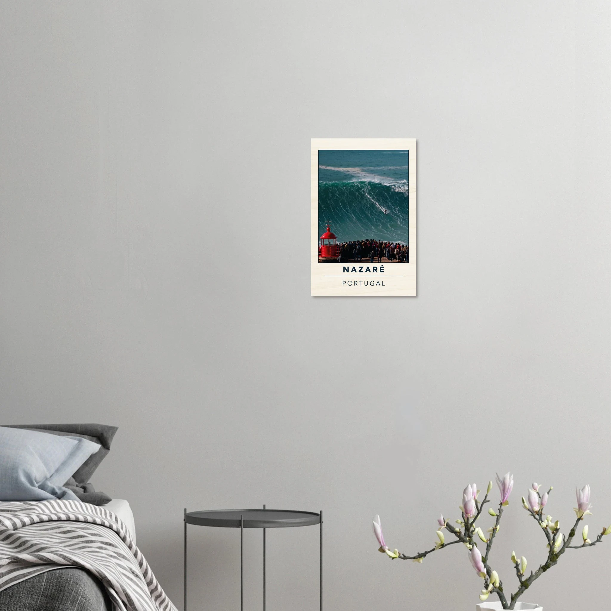 Nazaré, Portugal – Praia do Norte, weltgrößte Big-Wave-Welle Europas an der portugiesischen Atlantikküste. Kunstdruck auf Holz.