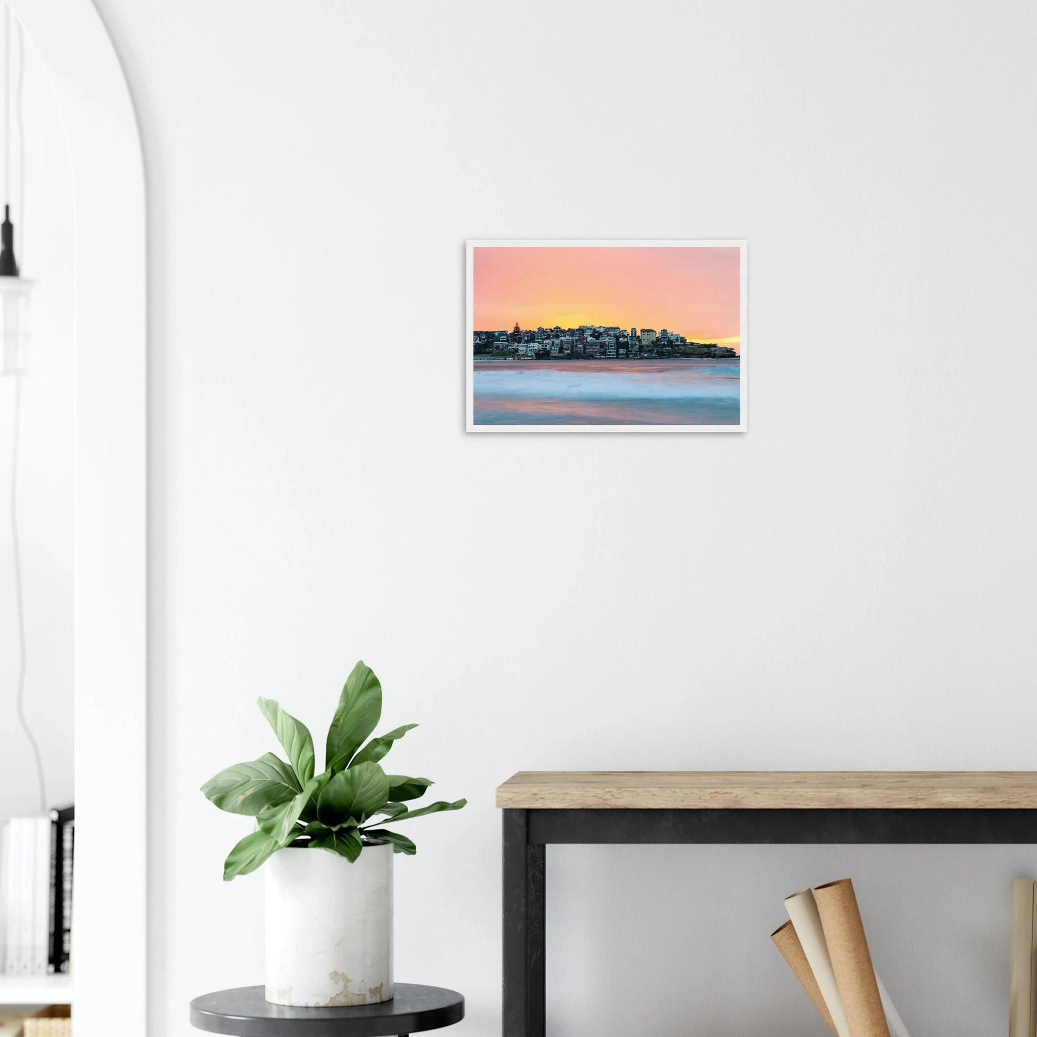Bondi Beach, Australien – Ikonischer Stadtstrand im Osten Sydneys mit klassischem Beachbreak und Surfkultur-Geschichte. Poster im Holzrahmen.