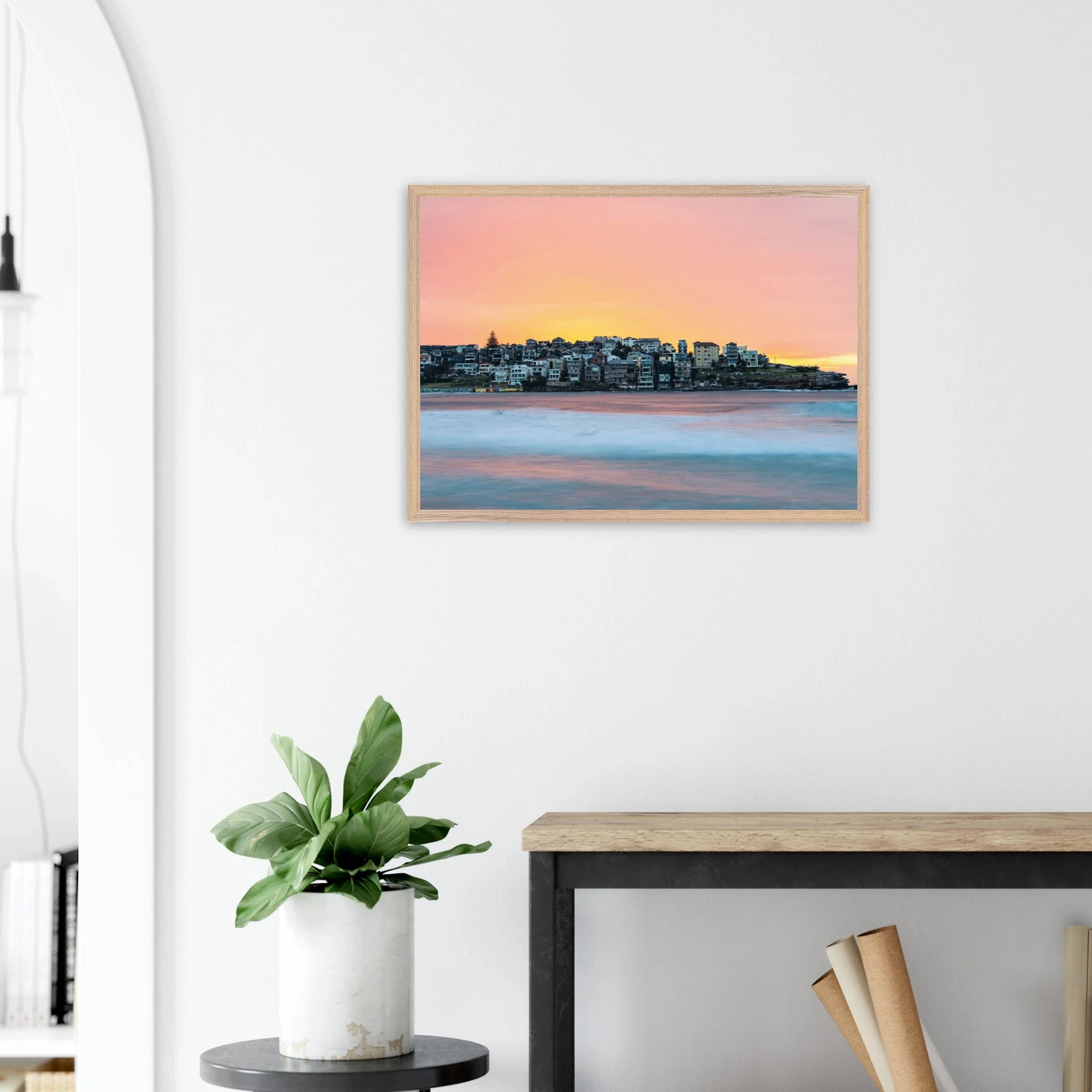 Bondi Beach, Australien – Ikonischer Stadtstrand im Osten Sydneys mit klassischem Beachbreak und Surfkultur-Geschichte. Poster im Galerie-Holzrahmen.