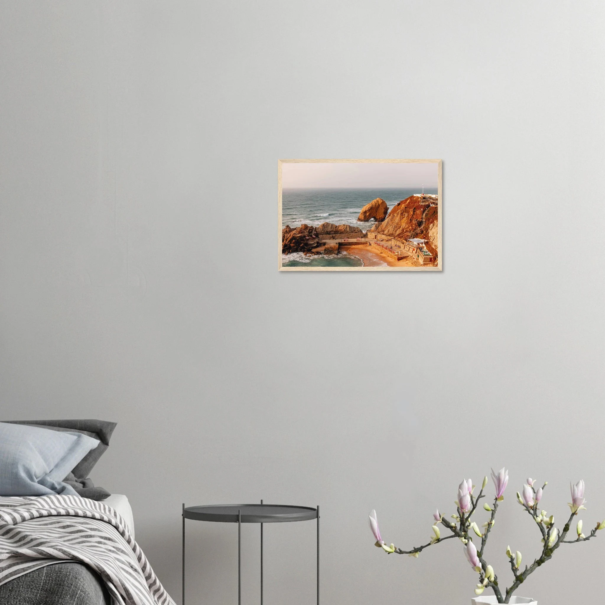 Santa Cruz, Spanien – Kanarische Hauptstadt Teneriffas mit Reefbreaks an der Nordküste wie El Confital. Poster im Holzrahmen.