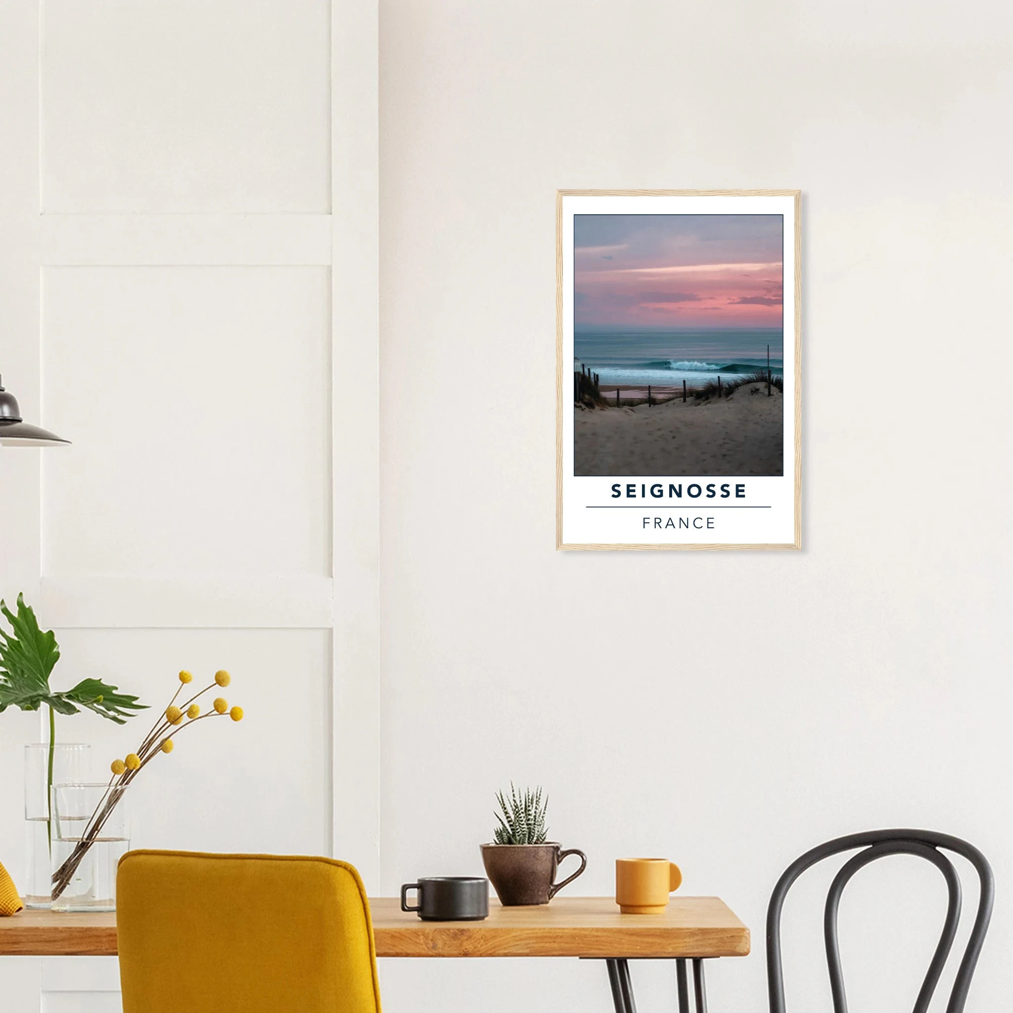 Seignosse, Frankreich – Dünenstrand in den Landes mit hohlen Beachbreaks und ausgeprägter Herbstsaison. Poster im Holzrahmen.