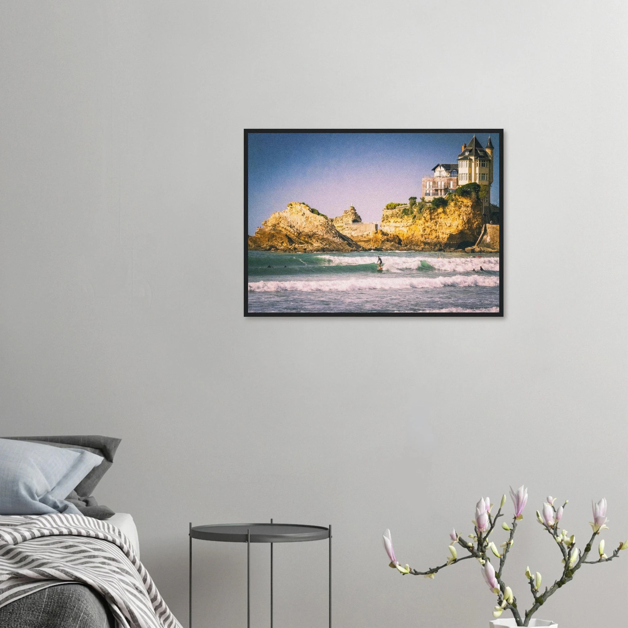 Biarritz, Frankreich – Mondäner Surfort am baskischen Atlantik, Wiege des europäischen Wellenreitens seit den 1950er-Jahren. Poster im Holzrahmen.