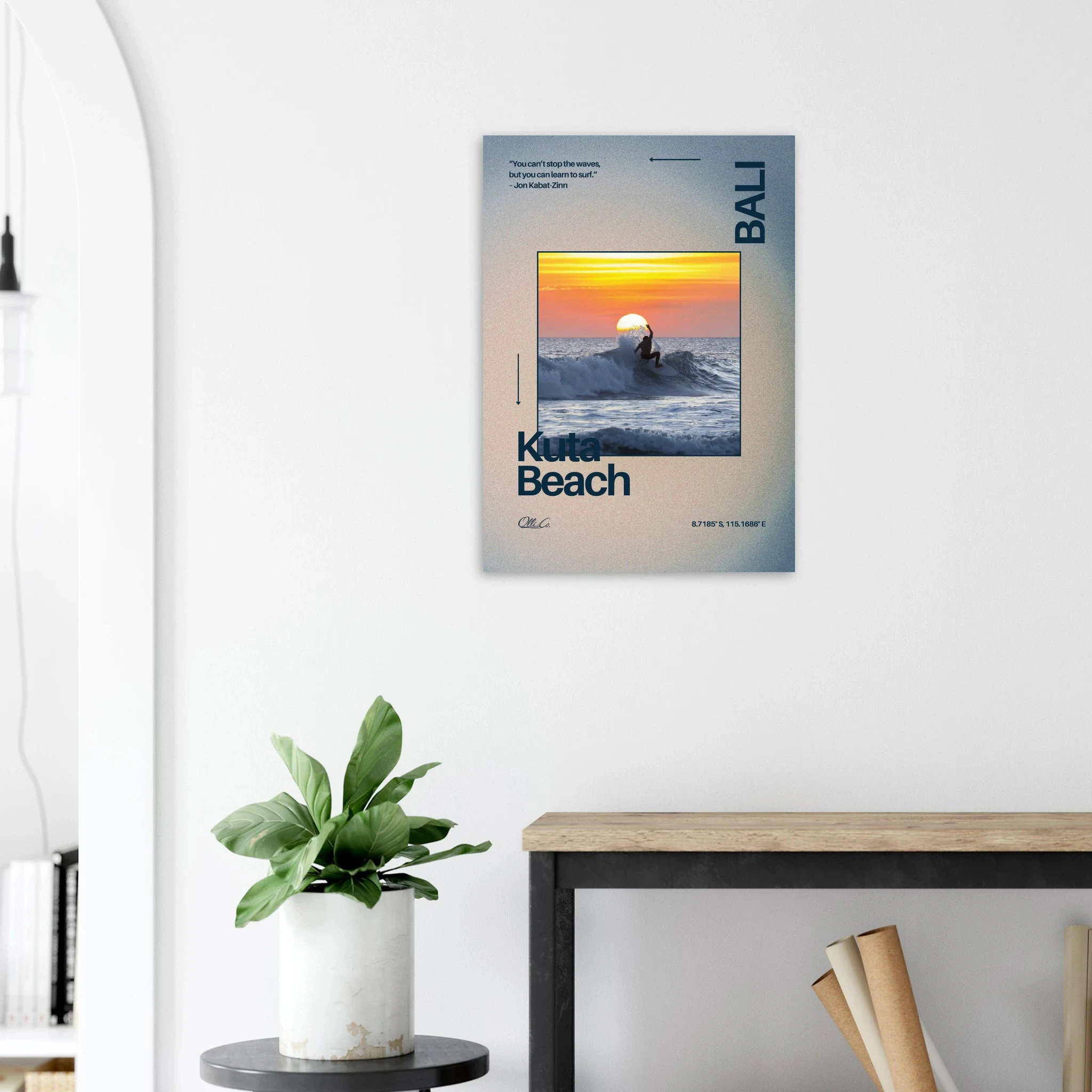 Kuta Beach, Bali (Indonesien) – Belebter Beachbreak im Süden Balis, klassischer Einsteiger-Spot mit weichen Wellen. Poster.