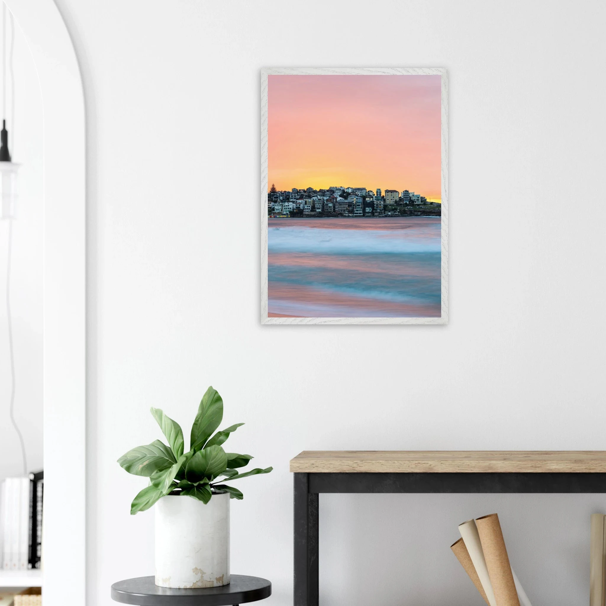 Bondi Beach, Australien – Ikonischer Stadtstrand im Osten Sydneys mit klassischem Beachbreak und Surfkultur-Geschichte. Poster im Galerie-Holzrahmen.