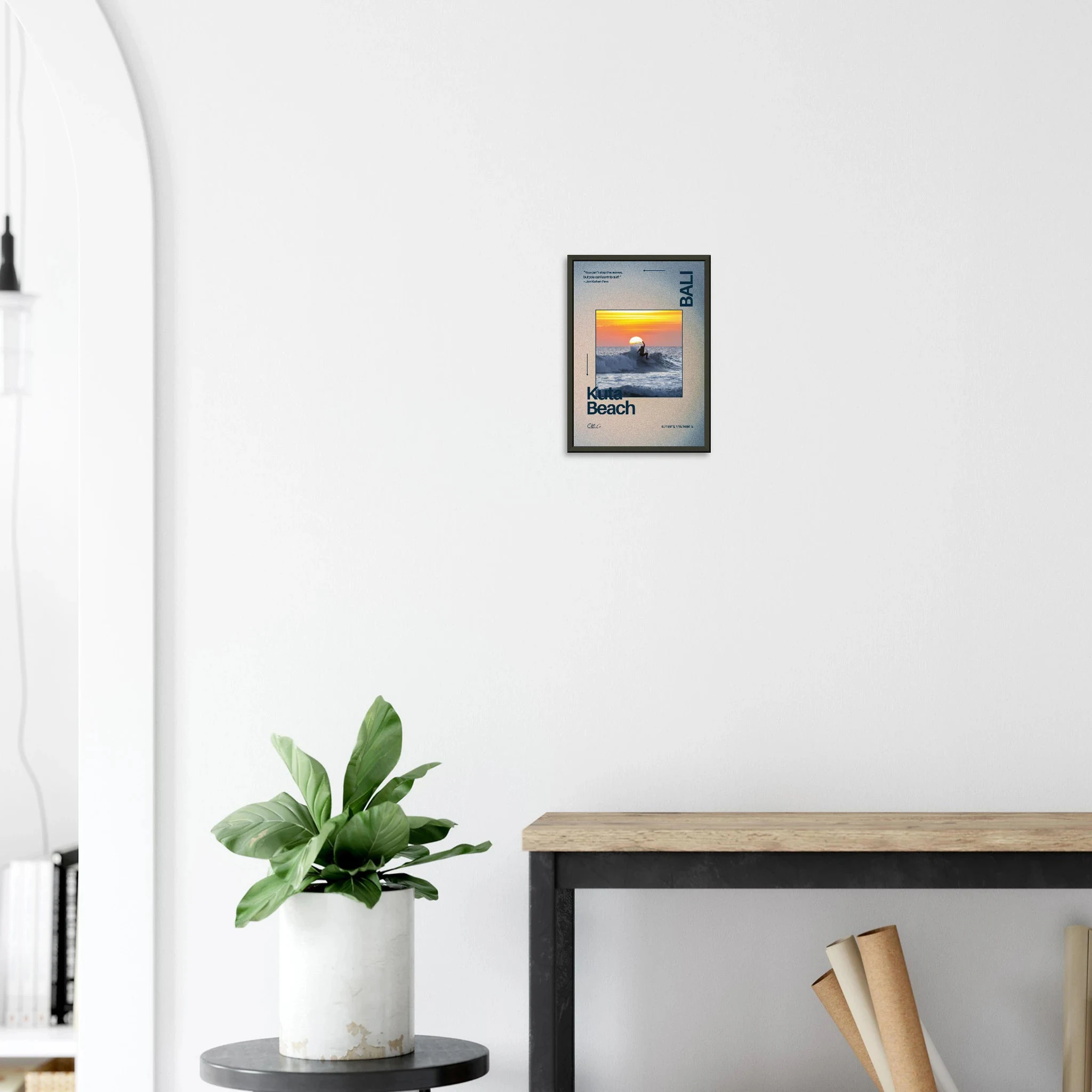 Kuta Beach, Bali (Indonesien) – Belebter Beachbreak im Süden Balis, klassischer Einsteiger-Spot mit weichen Wellen. Poster im Metallrahmen.