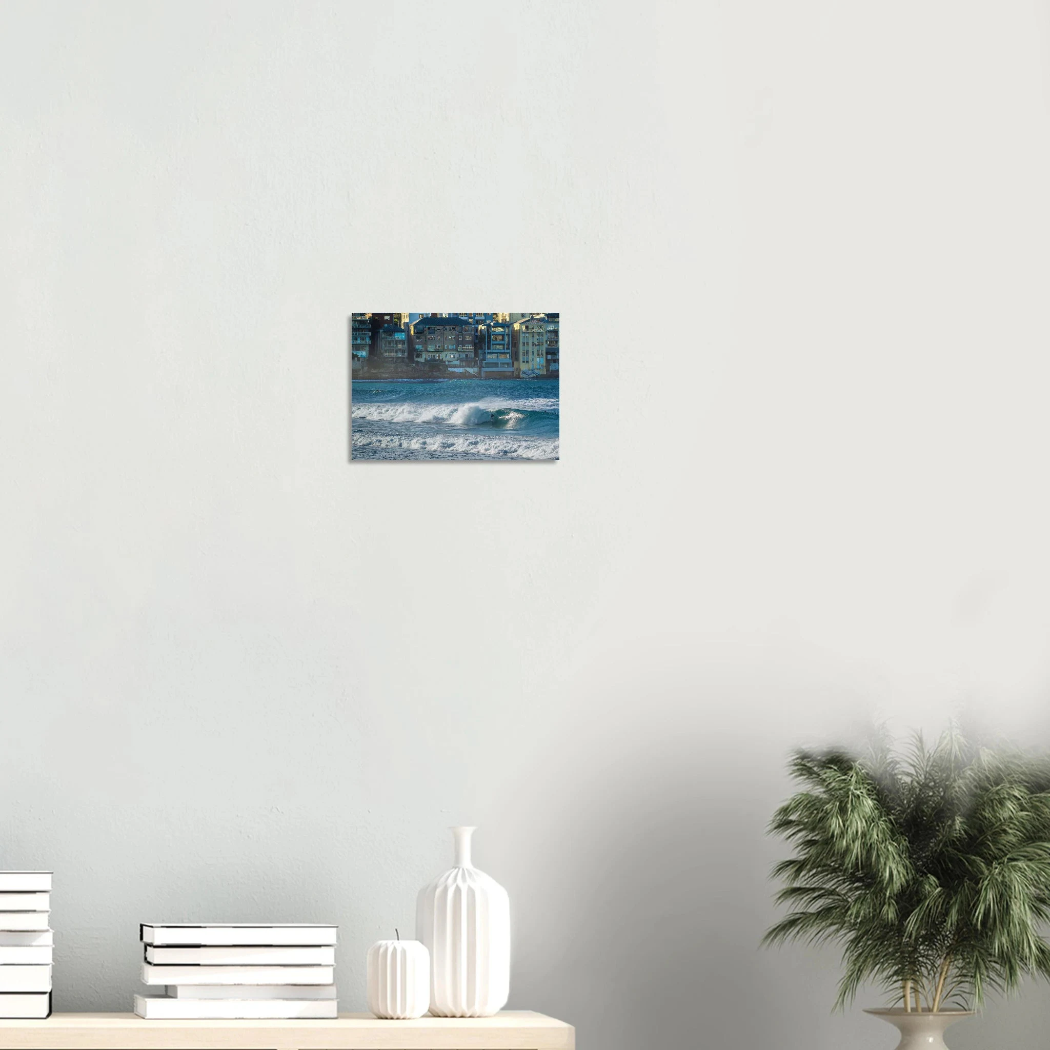 Bondi Beach, Australien – Ikonischer Stadtstrand im Osten Sydneys mit klassischem Beachbreak und Surfkultur-Geschichte. Poster.