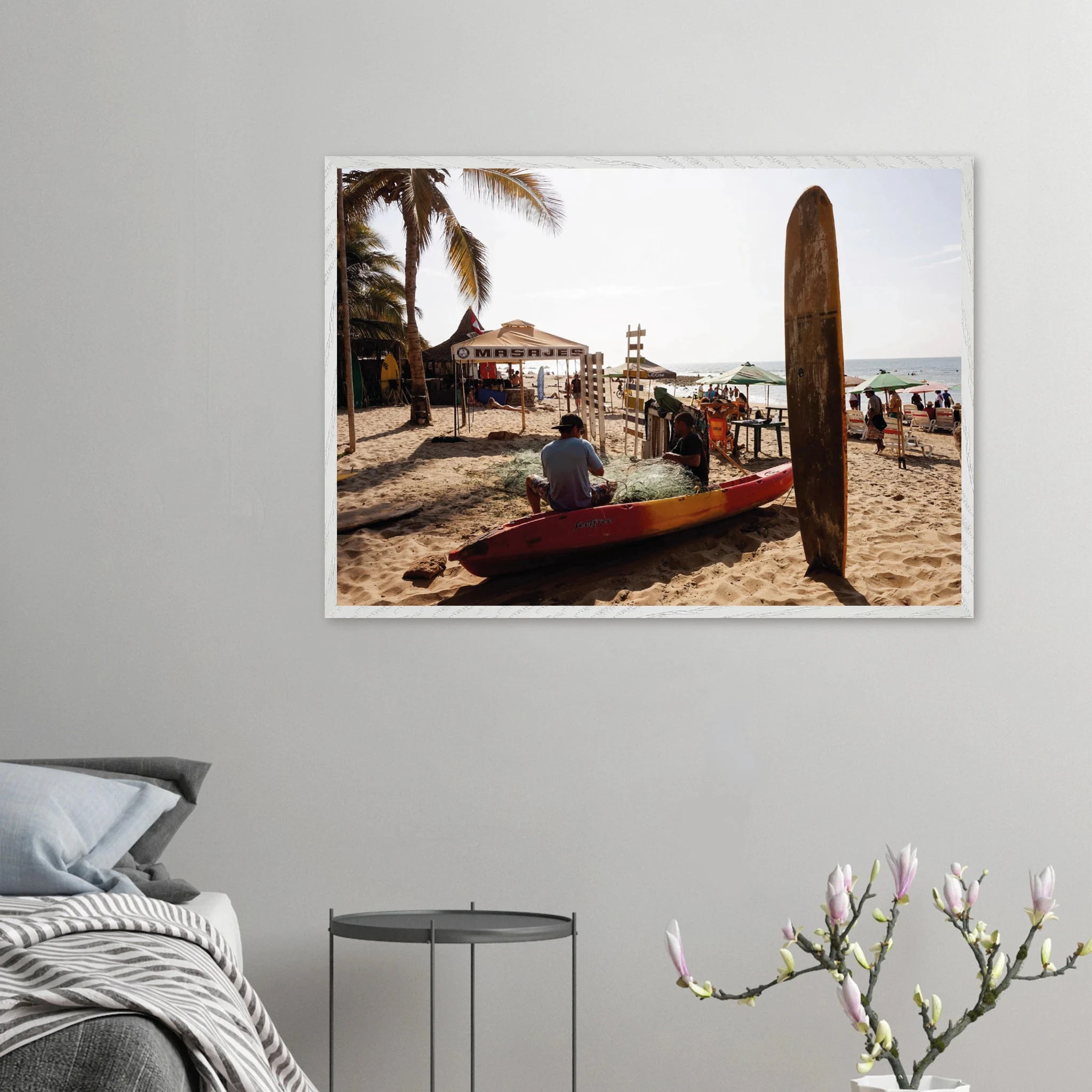 Mancora, Peru – Pazifik-Pointbreak im Norden Perus mit langen linken Wellen und warmem Wasser. Poster im Galerie-Holzrahmen.