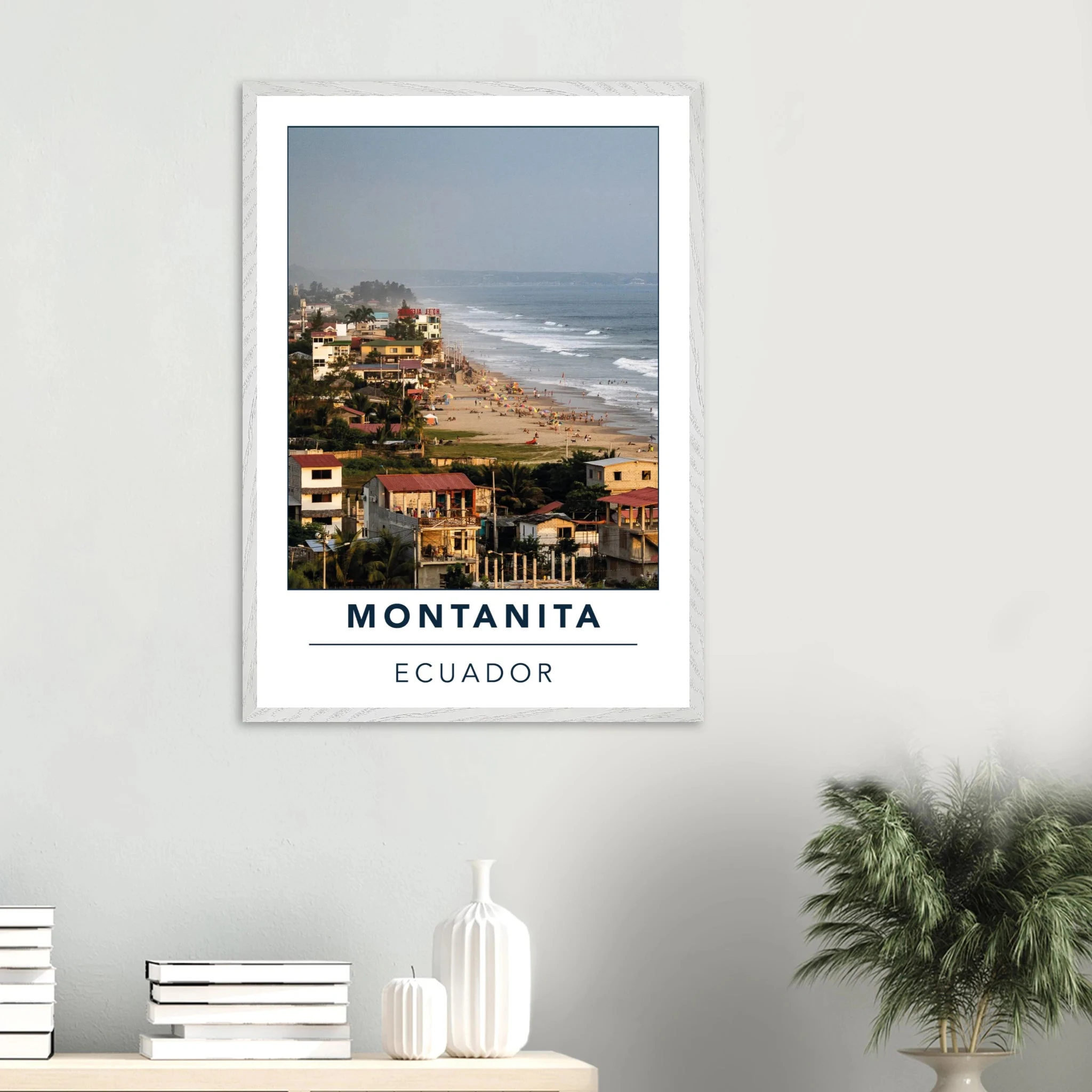 Montañita, Ecuador – Pazifik-Surferdorf an der Ruta del Sol mit rechtem Pointbreak und Backpacker-Szene. Poster im Galerie-Holzrahmen.