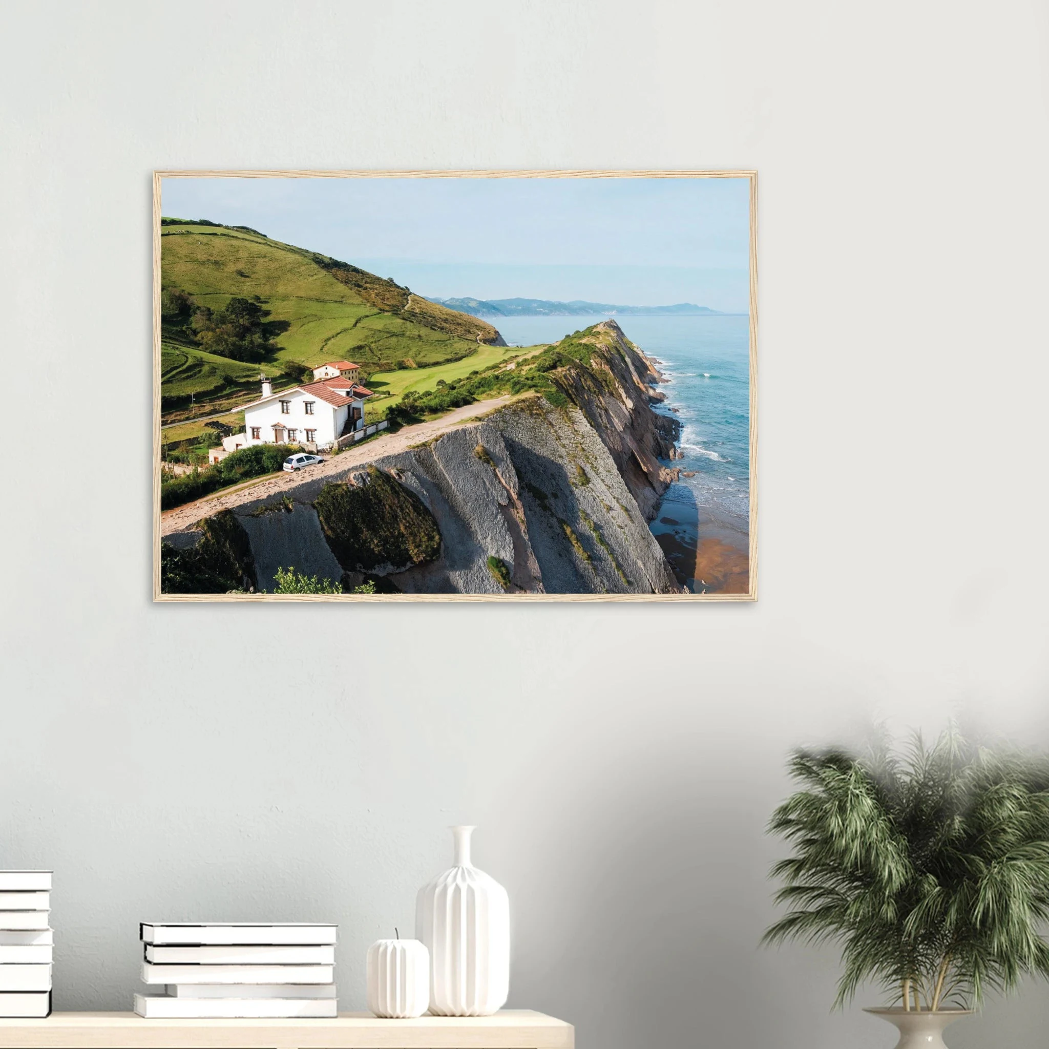 San Vicente de la Barquera, Spanien – Kantabrisches Fischerstädtchen mit Beachbreak Merón und Bergkulisse der Picos de Europa. Poster im Holzrahmen.