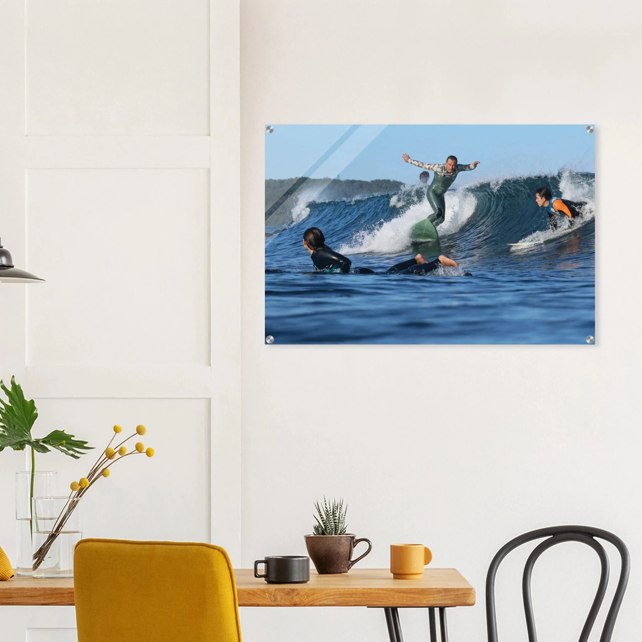 Shonan, Japan – Surfregion an der Sagami-Bucht südwestlich von Tokio, Wiege des japanischen Wellenreitens. Kunstdruck auf Acrylglas.