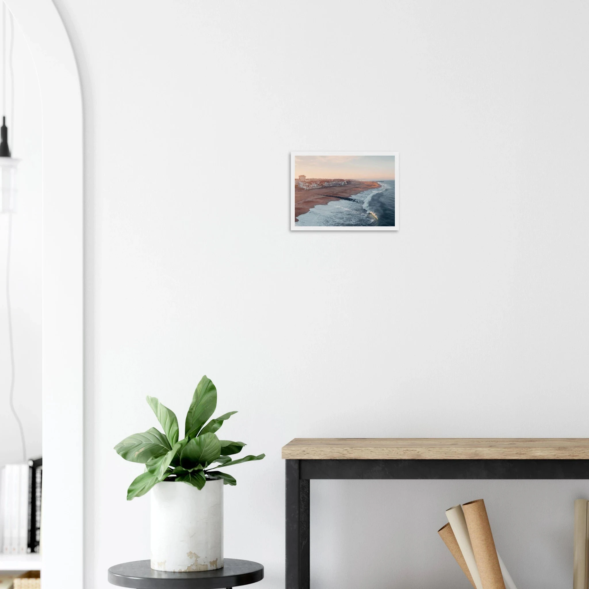 Hossegor, Frankreich – Beachbreak-Hotspot in den Landes, Austragungsort der WSL-Quiksilver-Pro-Wettkämpfe. Poster im Holzrahmen.